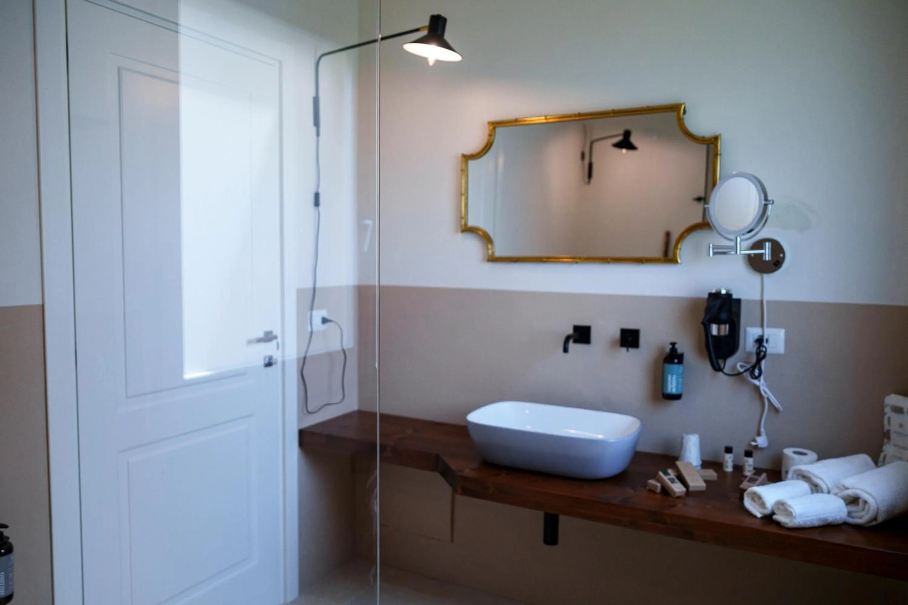Bathroom in Villa Neviera Wine Resort & Spa by Cantine Due Palme