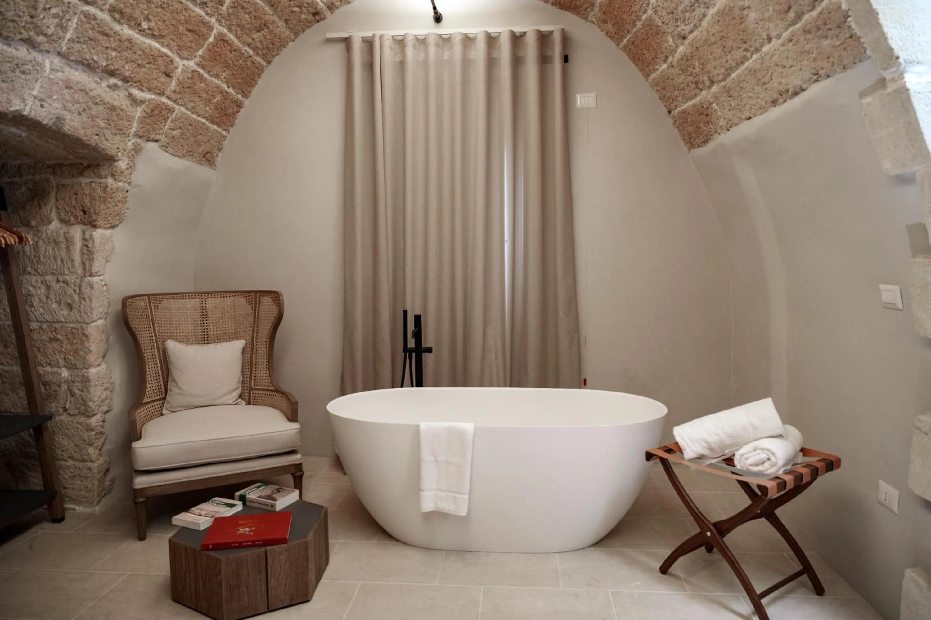 Open Air Bath in Villa Neviera Wine Resort & Spa by Cantine Due Palme