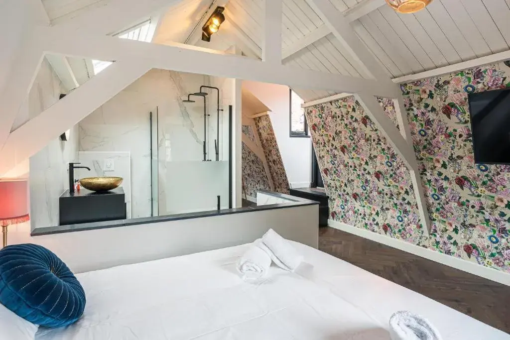 Deluxe King Suite in De Bij Middelburg Deluxe King Suite in De Bij Middelburg