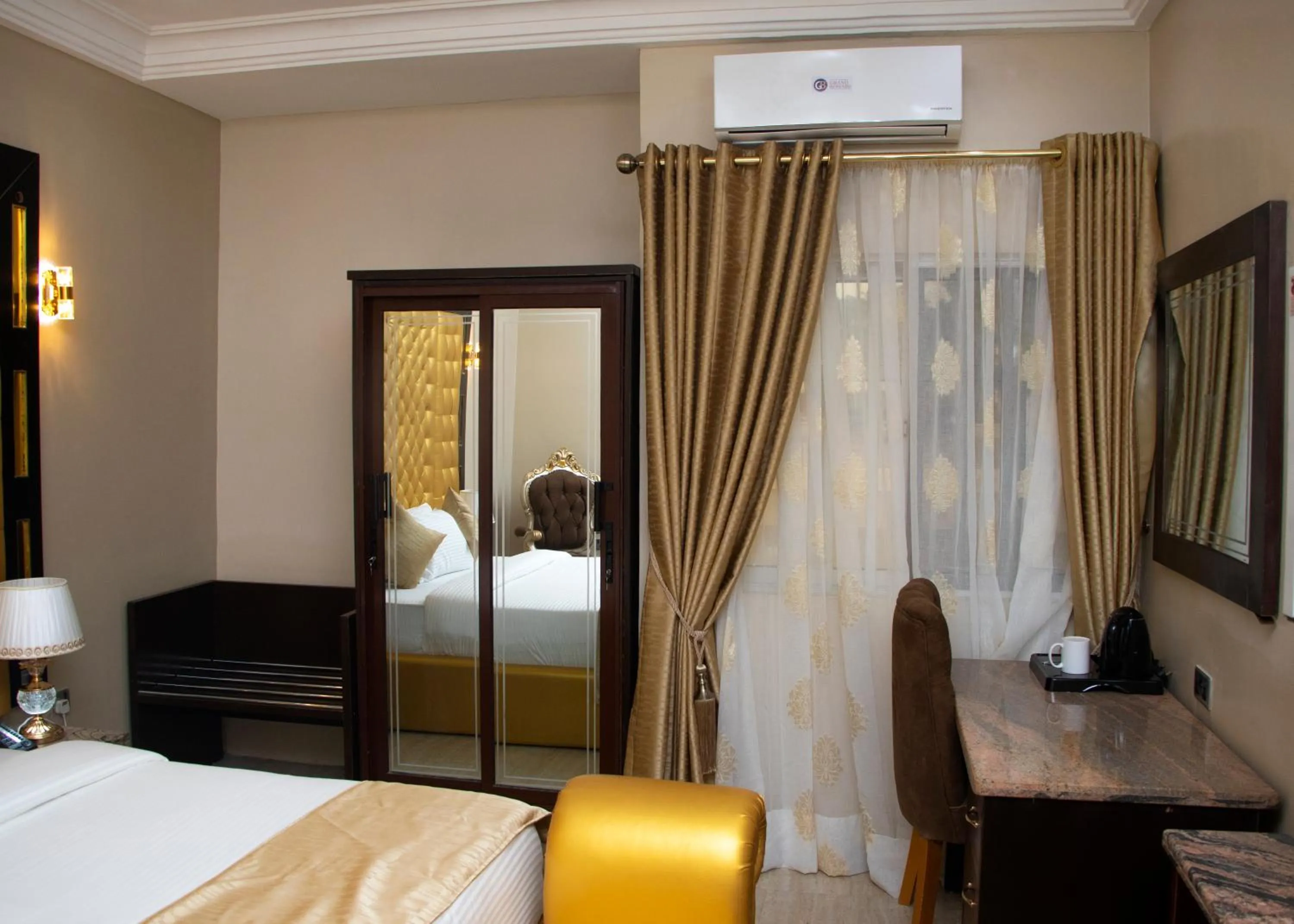 wardrobe, Bed in Grand Bohabs Hotel