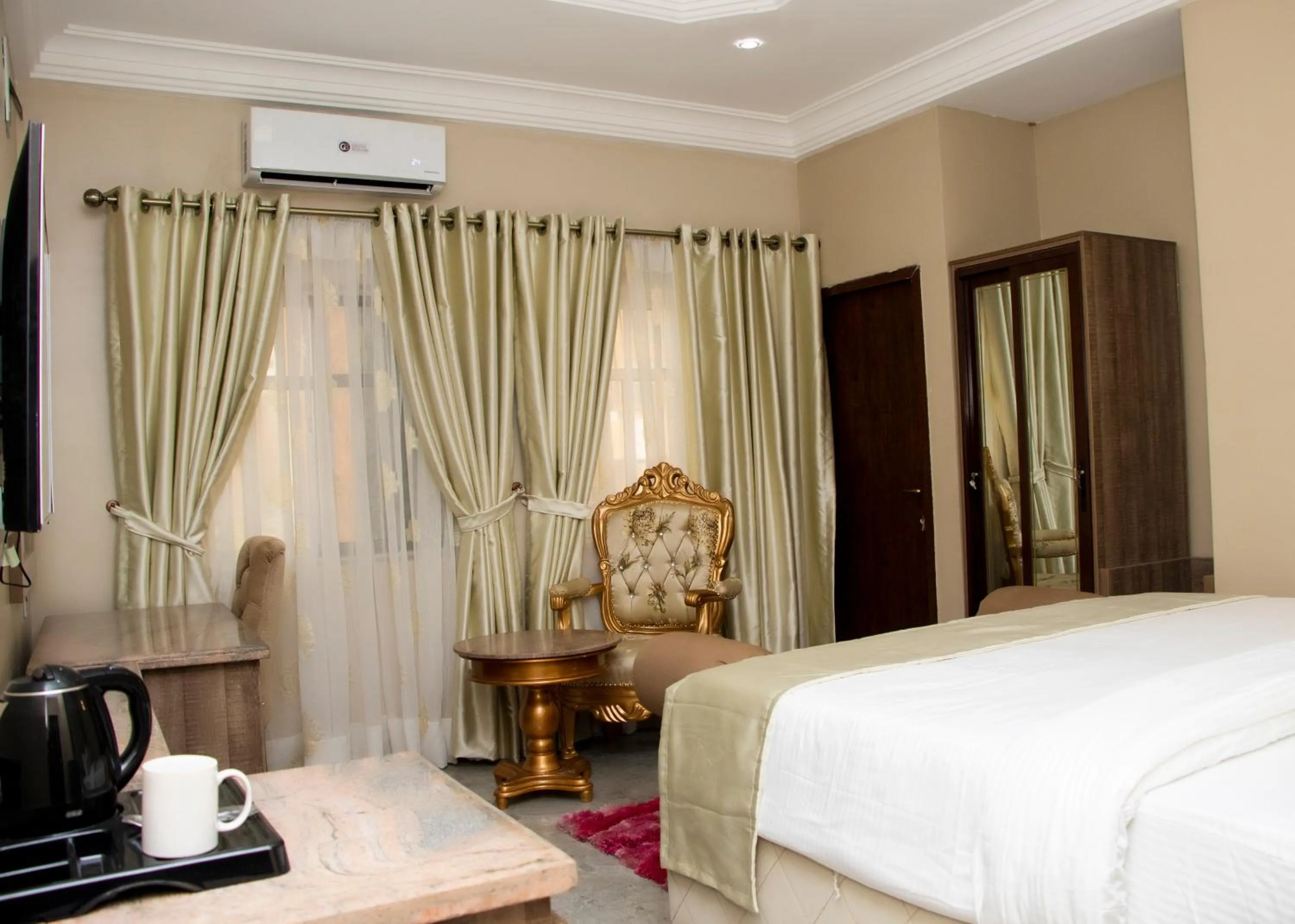 Coffee/tea facilities, Bed in Grand Bohabs Hotel