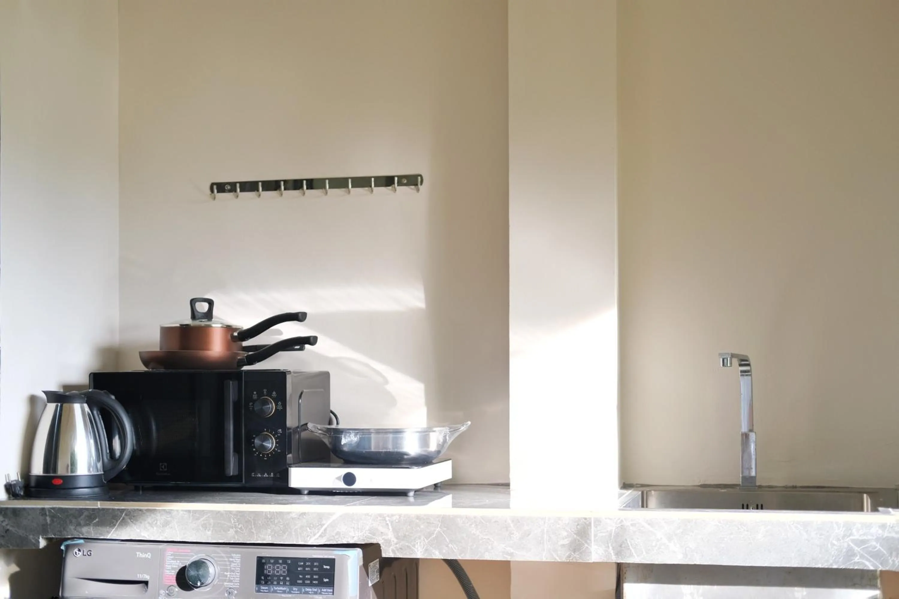 Kitchen or kitchenette in Alisse Stay Phuket Layan