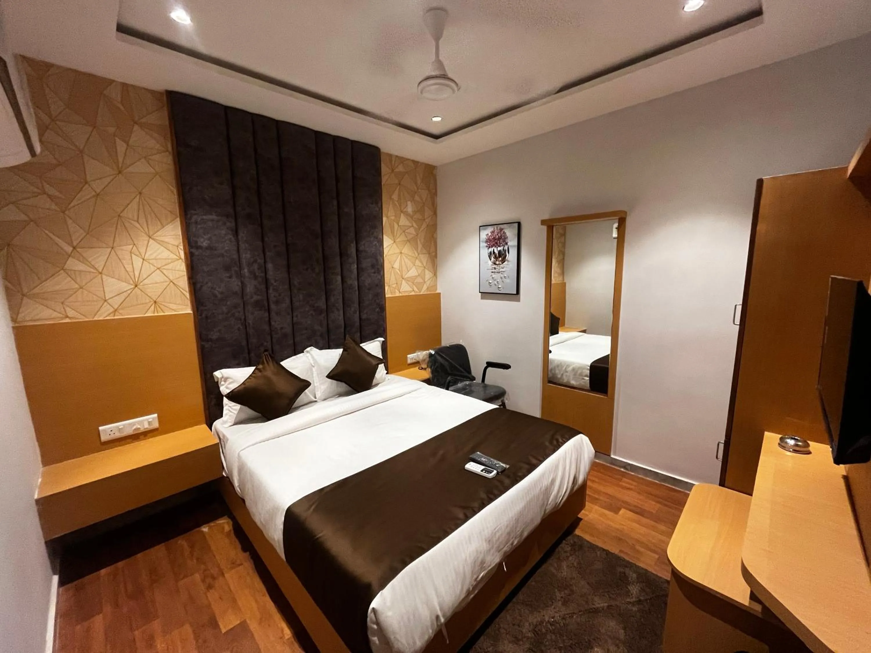 Communal lounge/ TV room, Bed in Hotel Privilon
