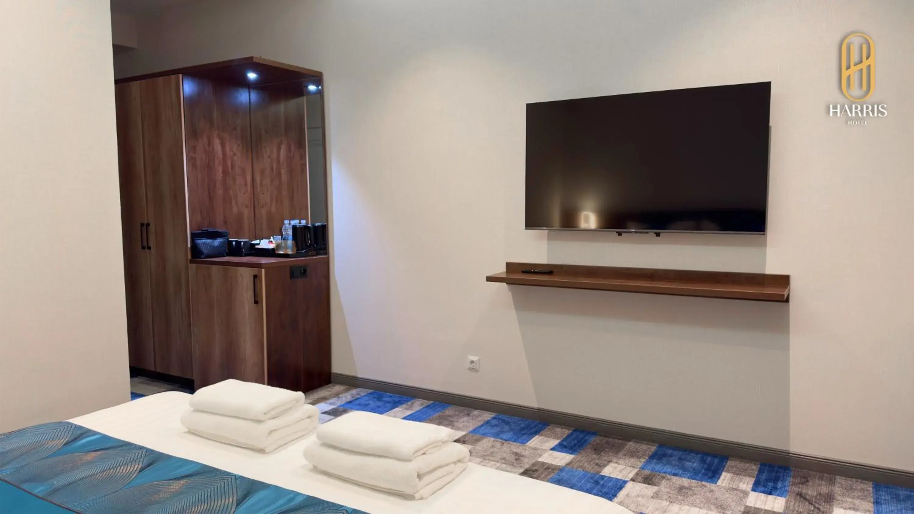 TV and multimedia, Bed in Harris Hotel Spa&Fitness TV and multimedia, Bed in Harris Hotel Spa&Fitness