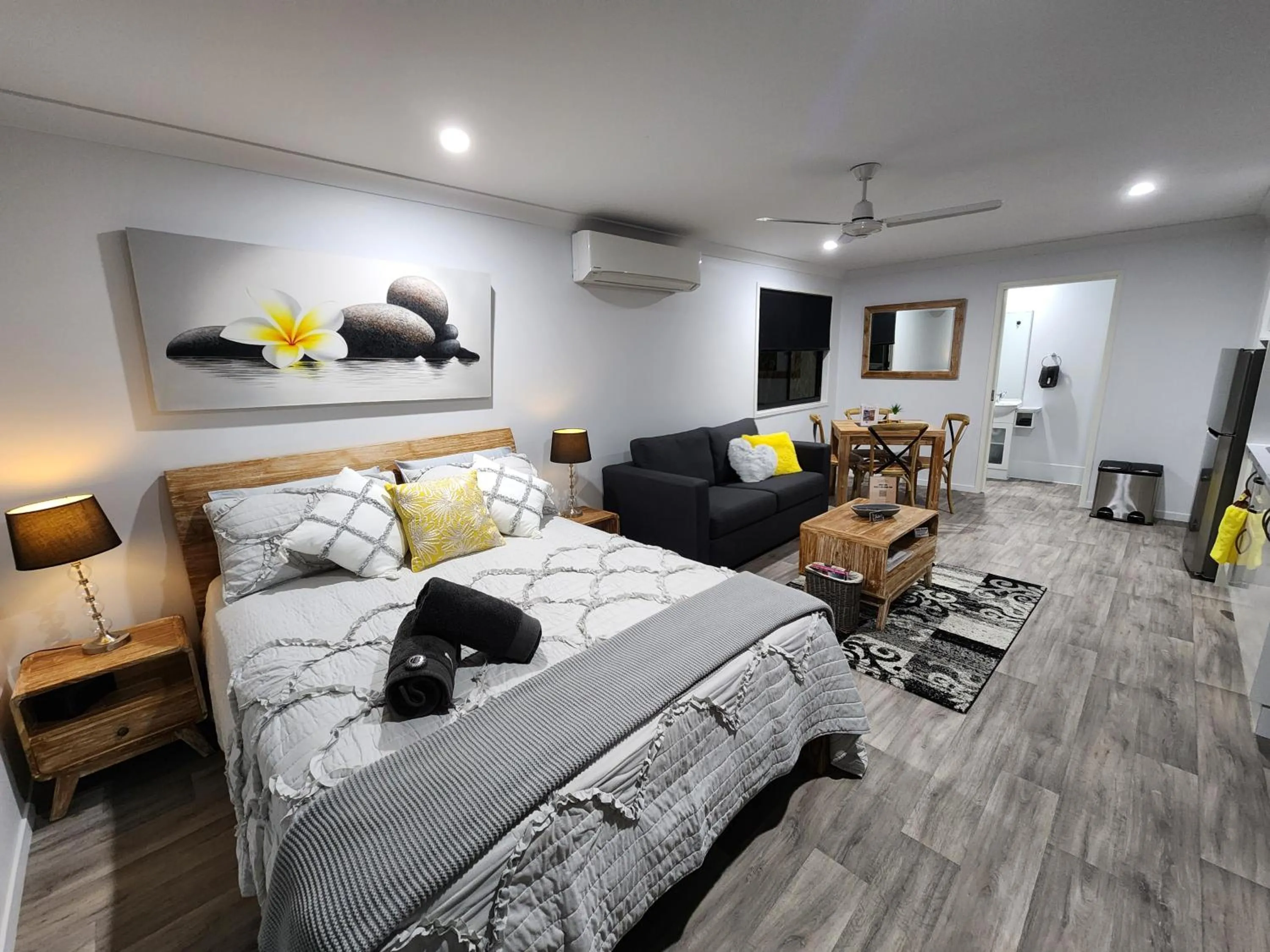 Photo of the whole room, Bed in Jubri's Hideaway