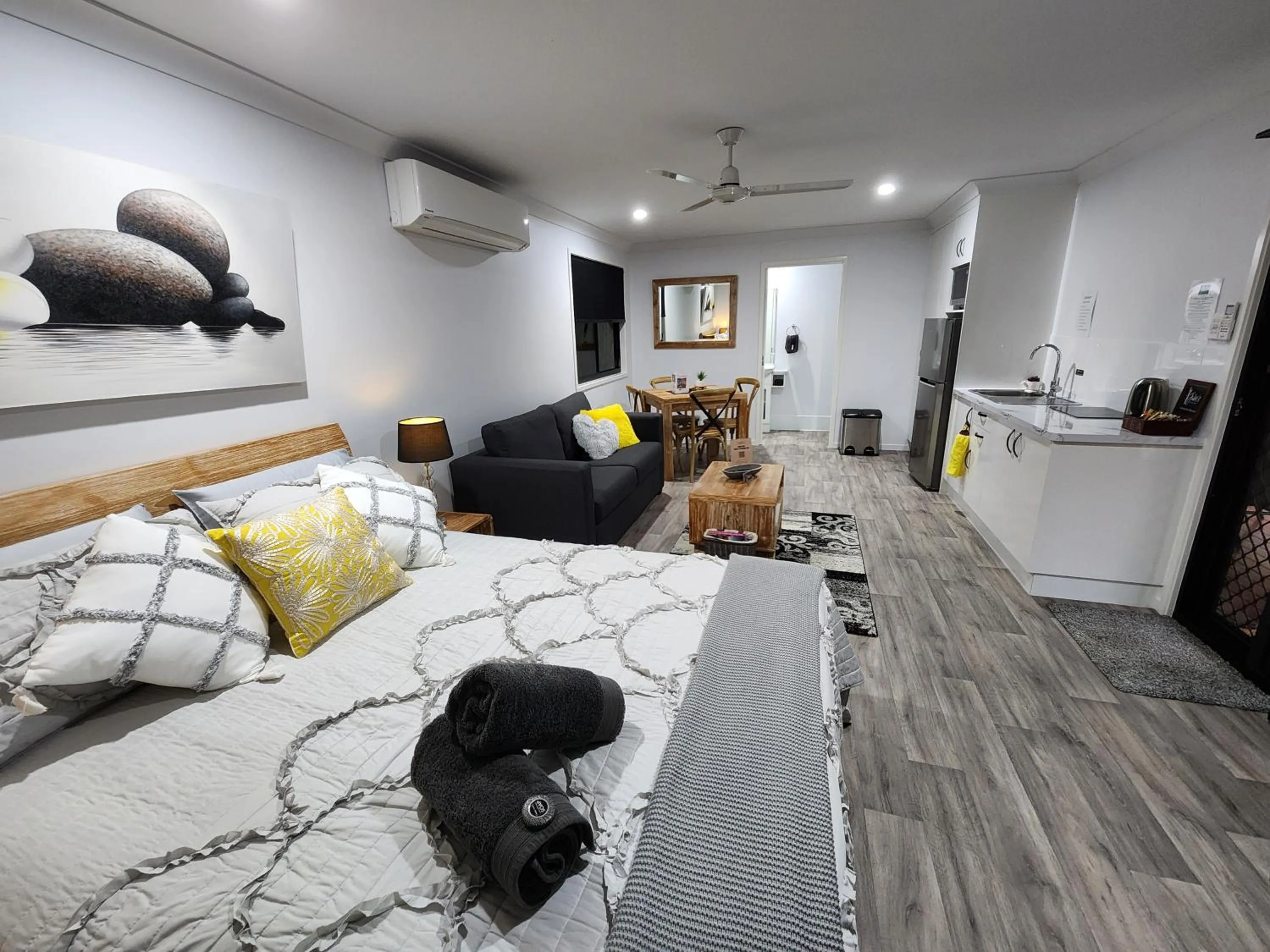 Photo of the whole room, Bed in Jubri's Hideaway