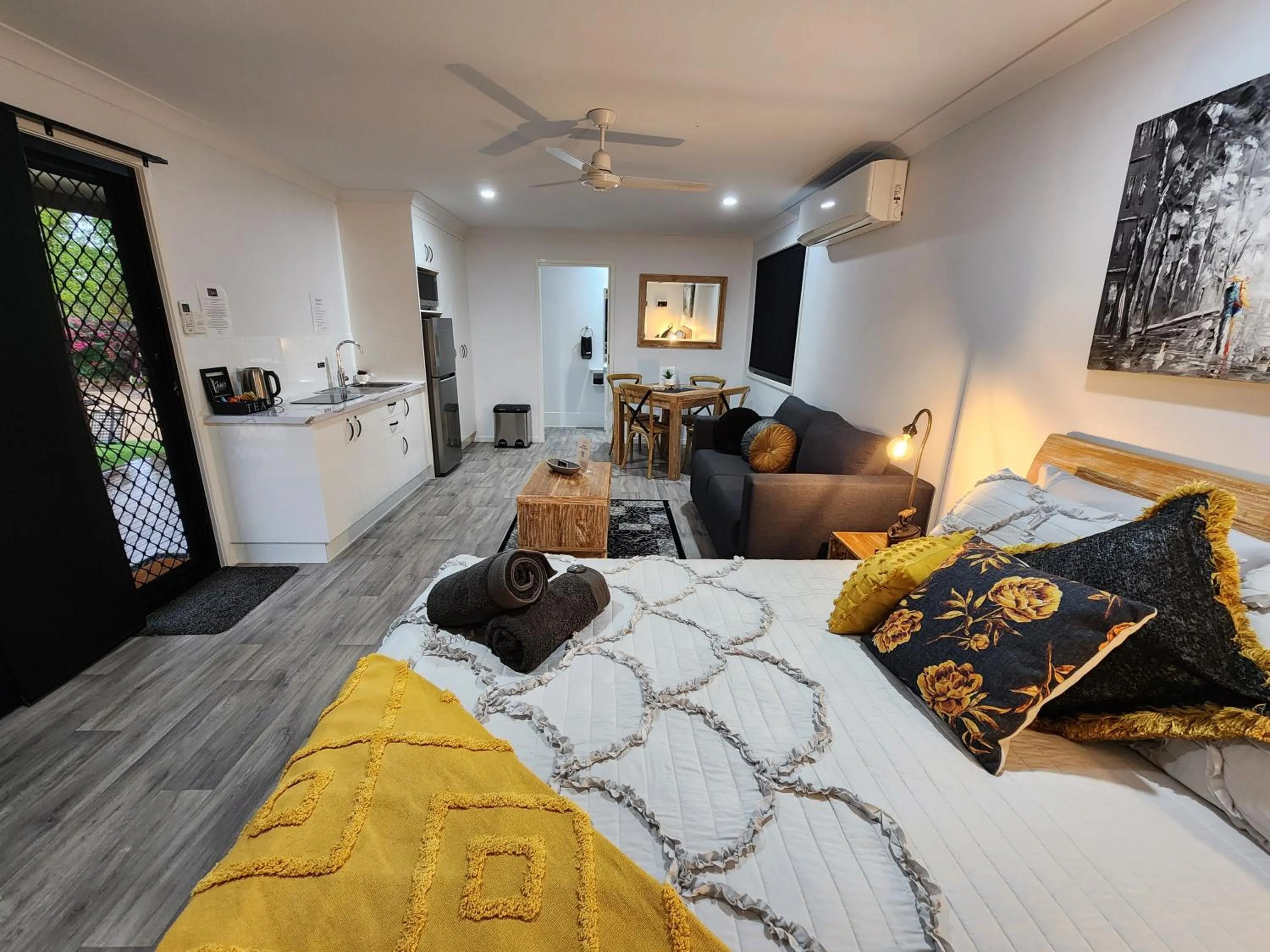 Photo of the whole room, Bed in Jubri's Hideaway