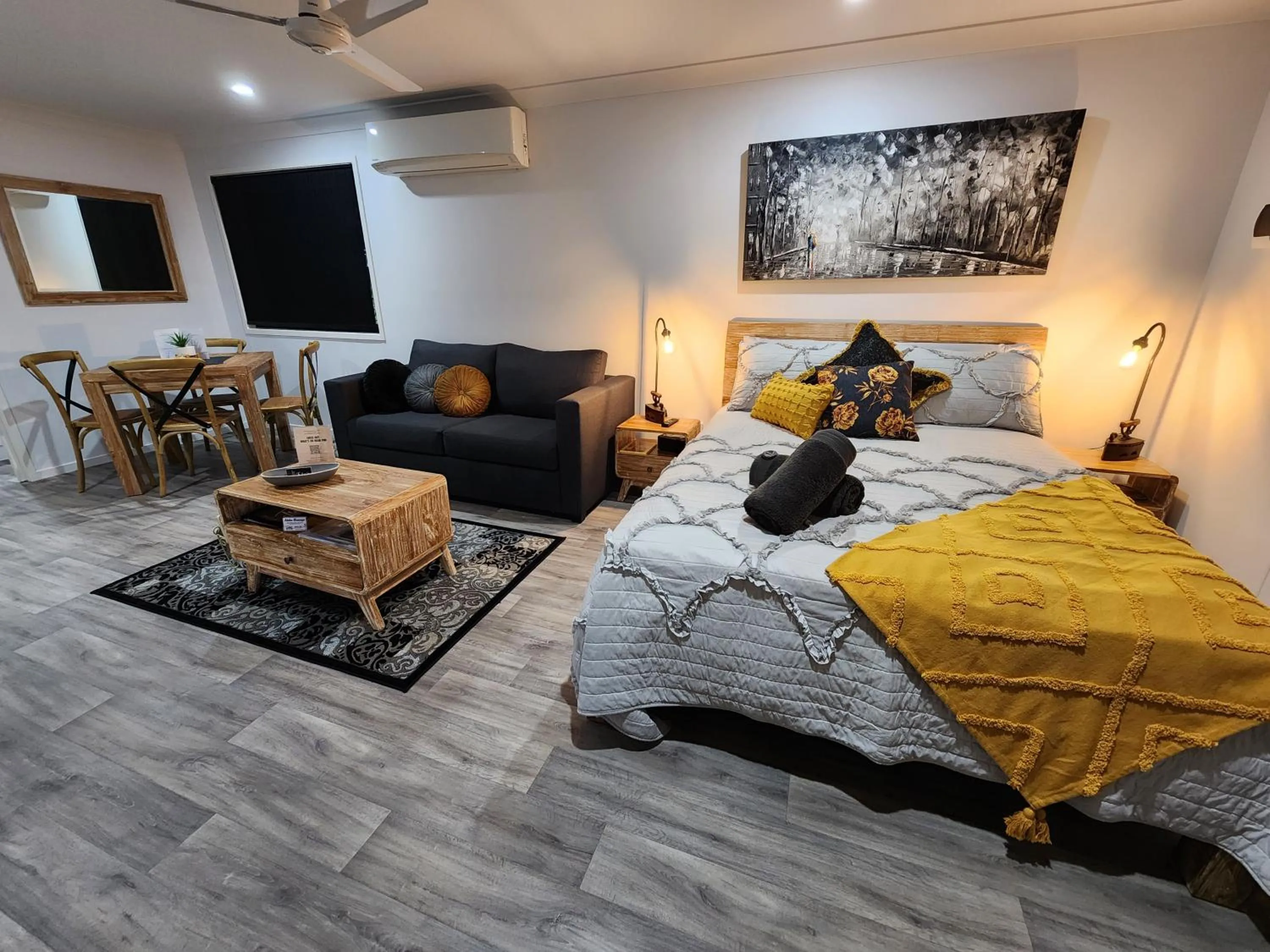 Photo of the whole room, Bed in Jubri's Hideaway