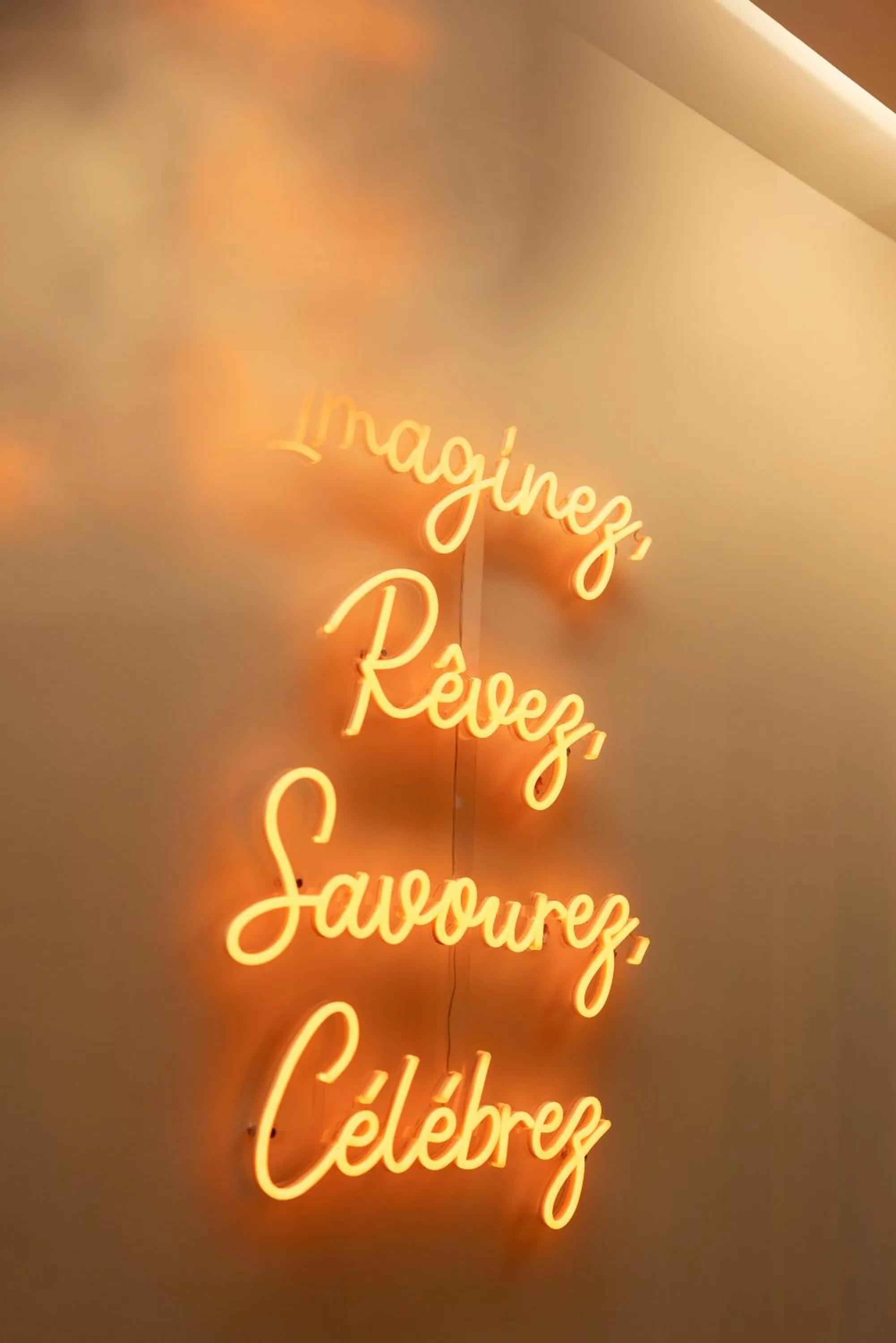 Lounge or bar in Epona Hôtel Sens