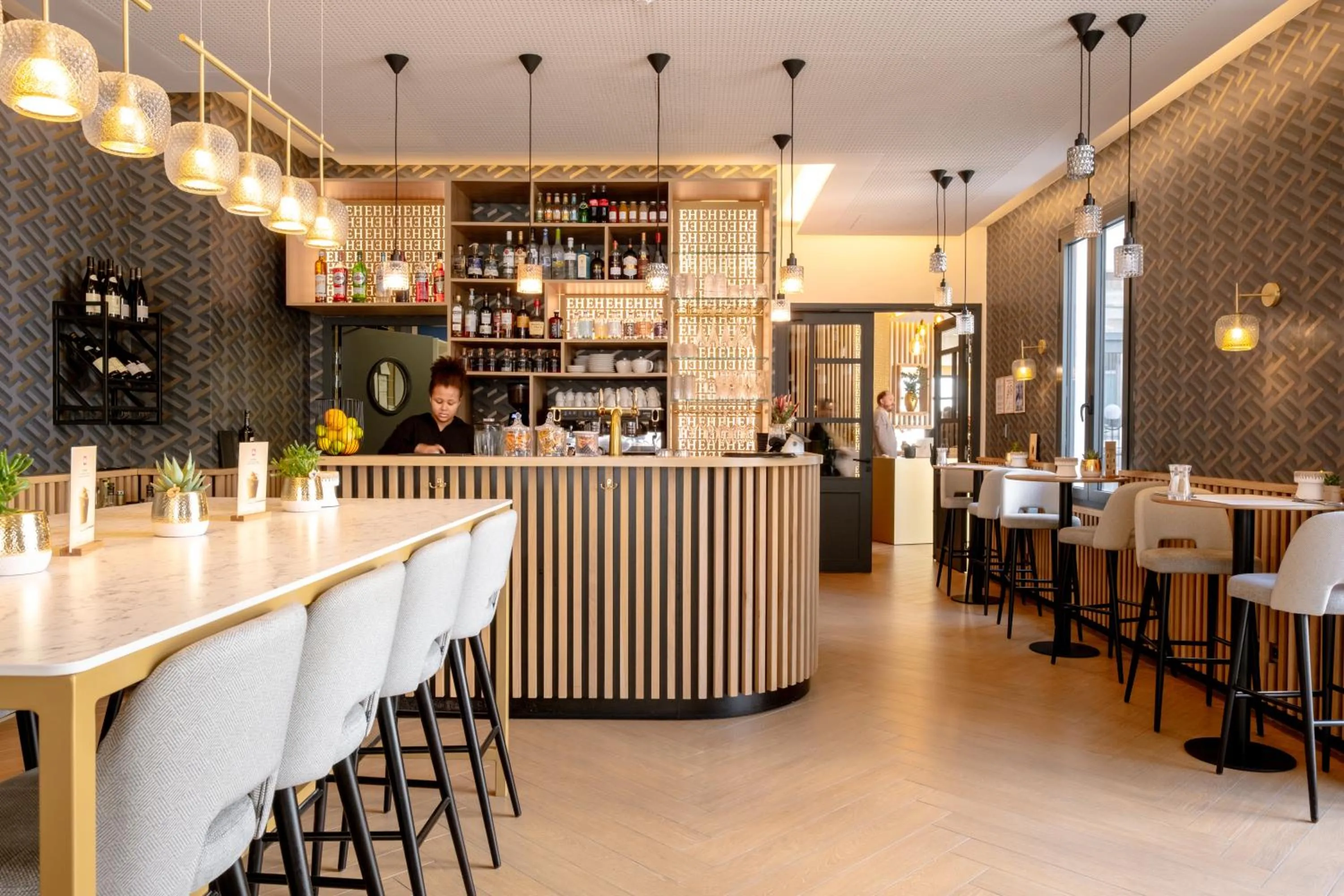 Lounge or bar in Epona Hôtel Sens