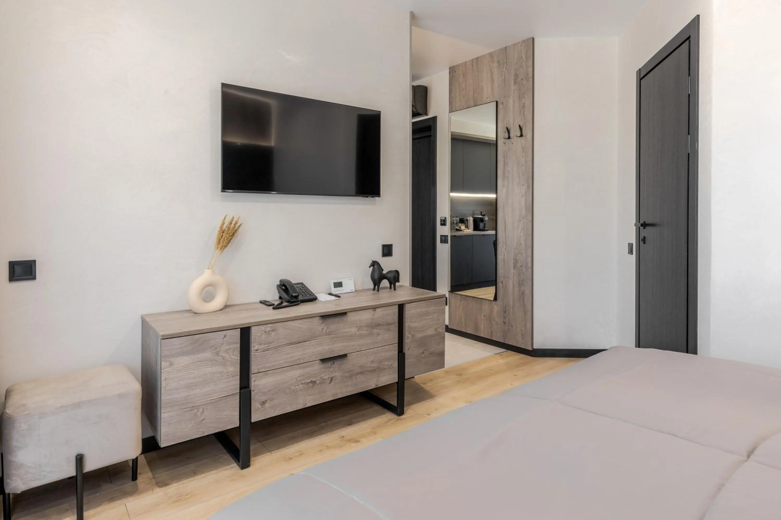 TV and multimedia, Bed in Glacier Premium Apartments