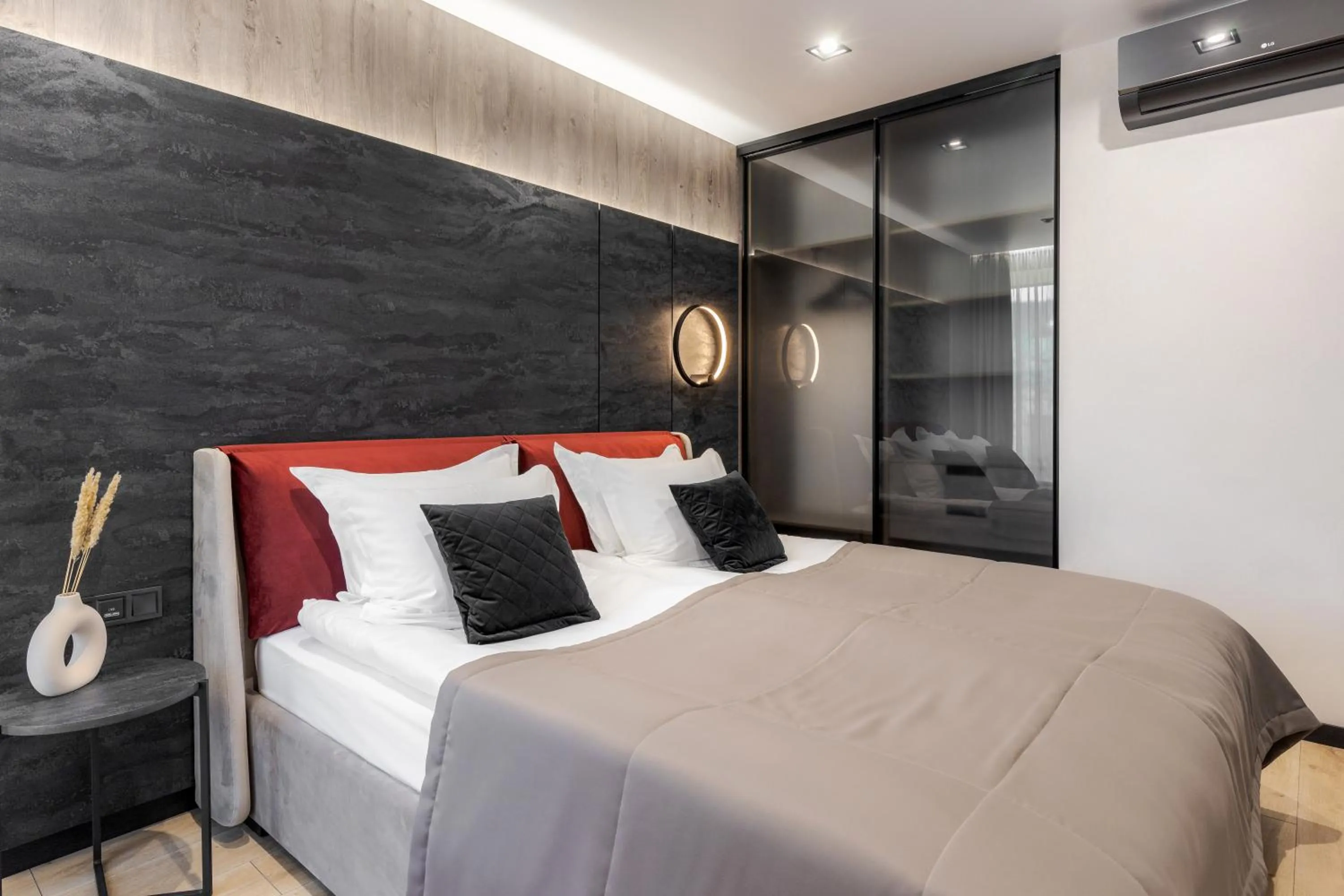 Bedroom, Bed in Glacier Premium Apartments