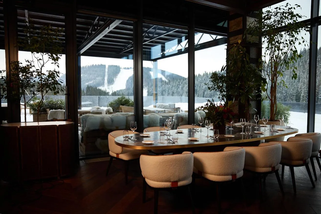 Restaurant/places to eat in Glacier Premium Apartments