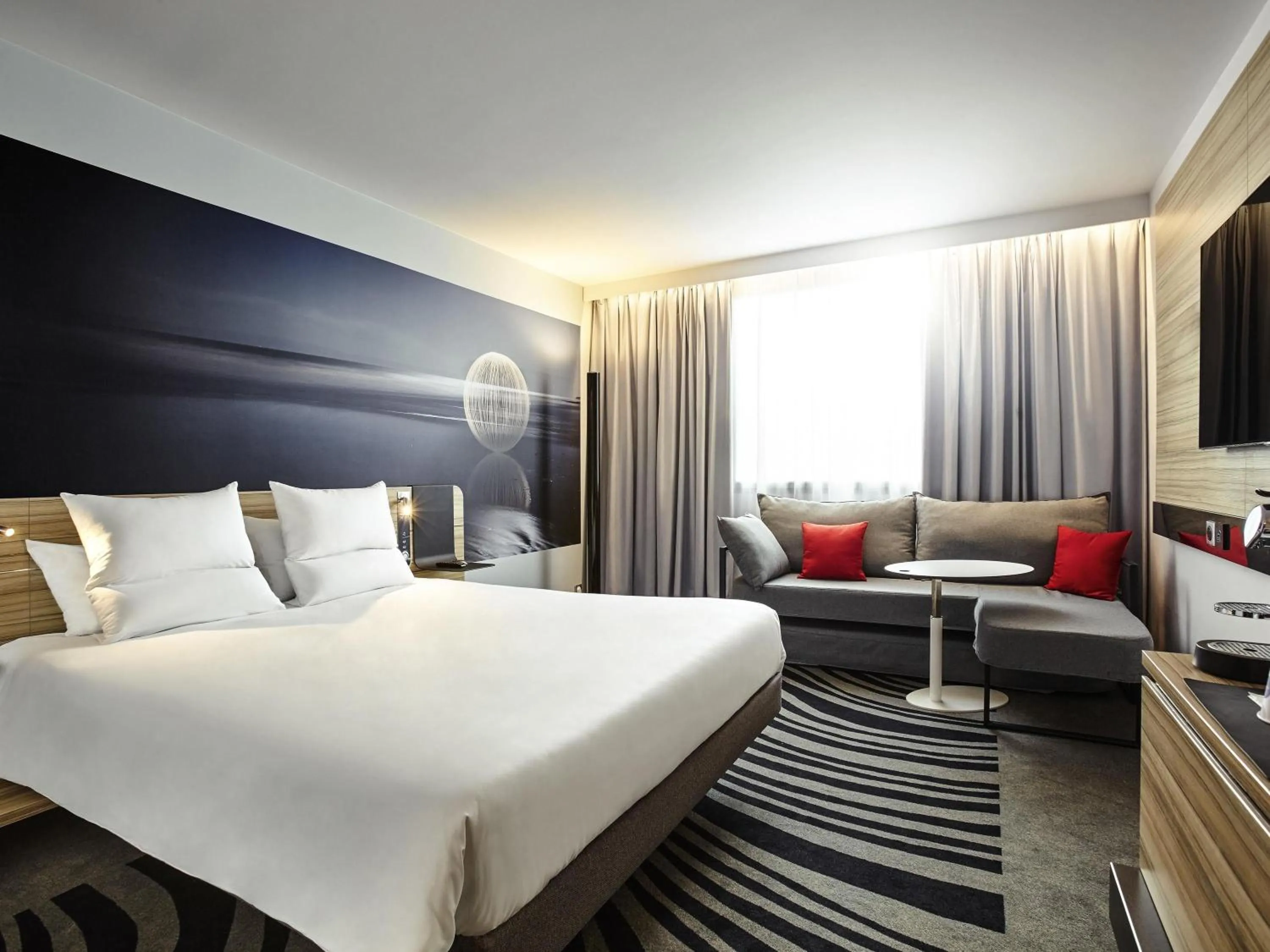 Bedroom, Bed in Novotel London Waterloo