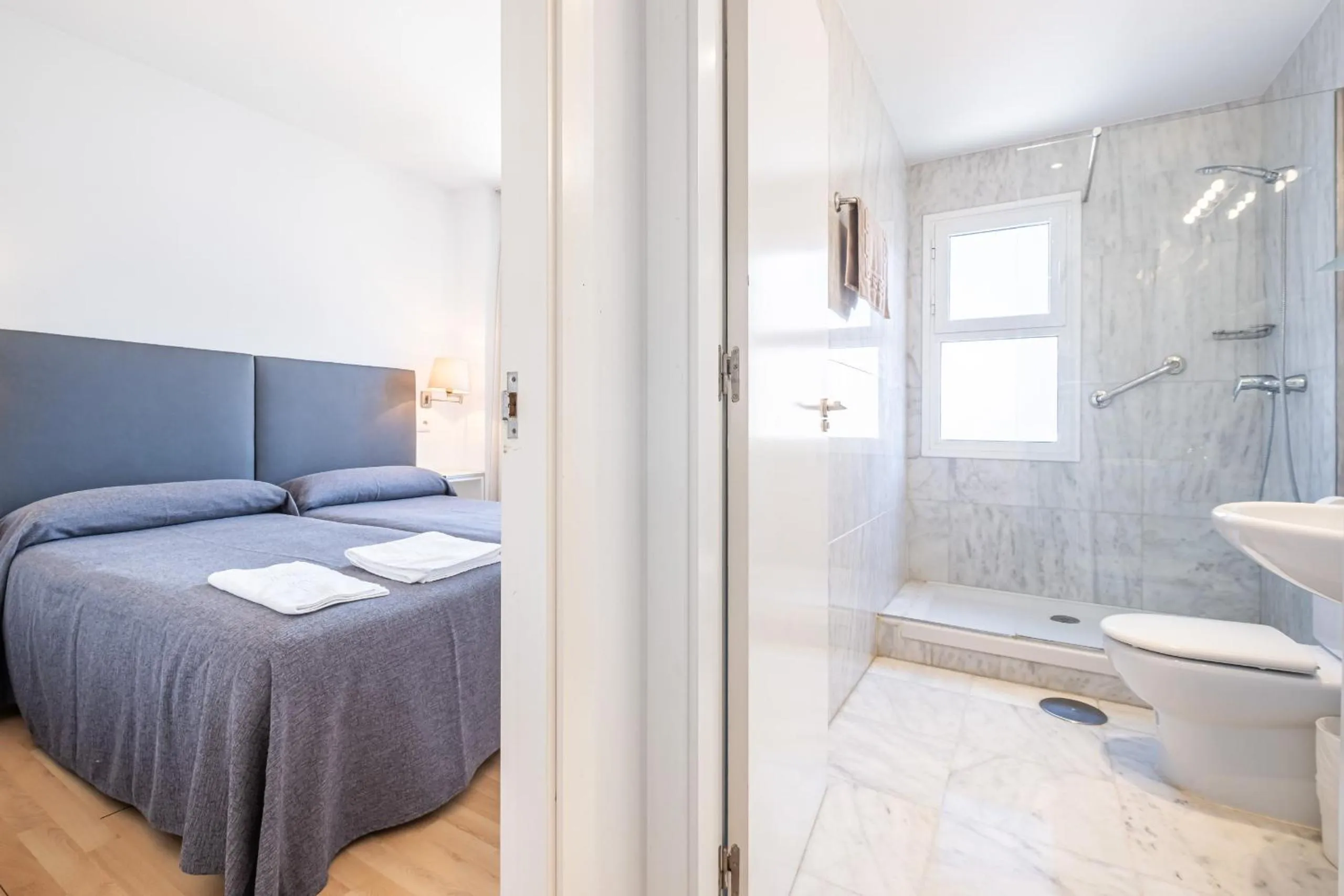 Shower in Apartamentos Les Dunes Centro Levante Beach