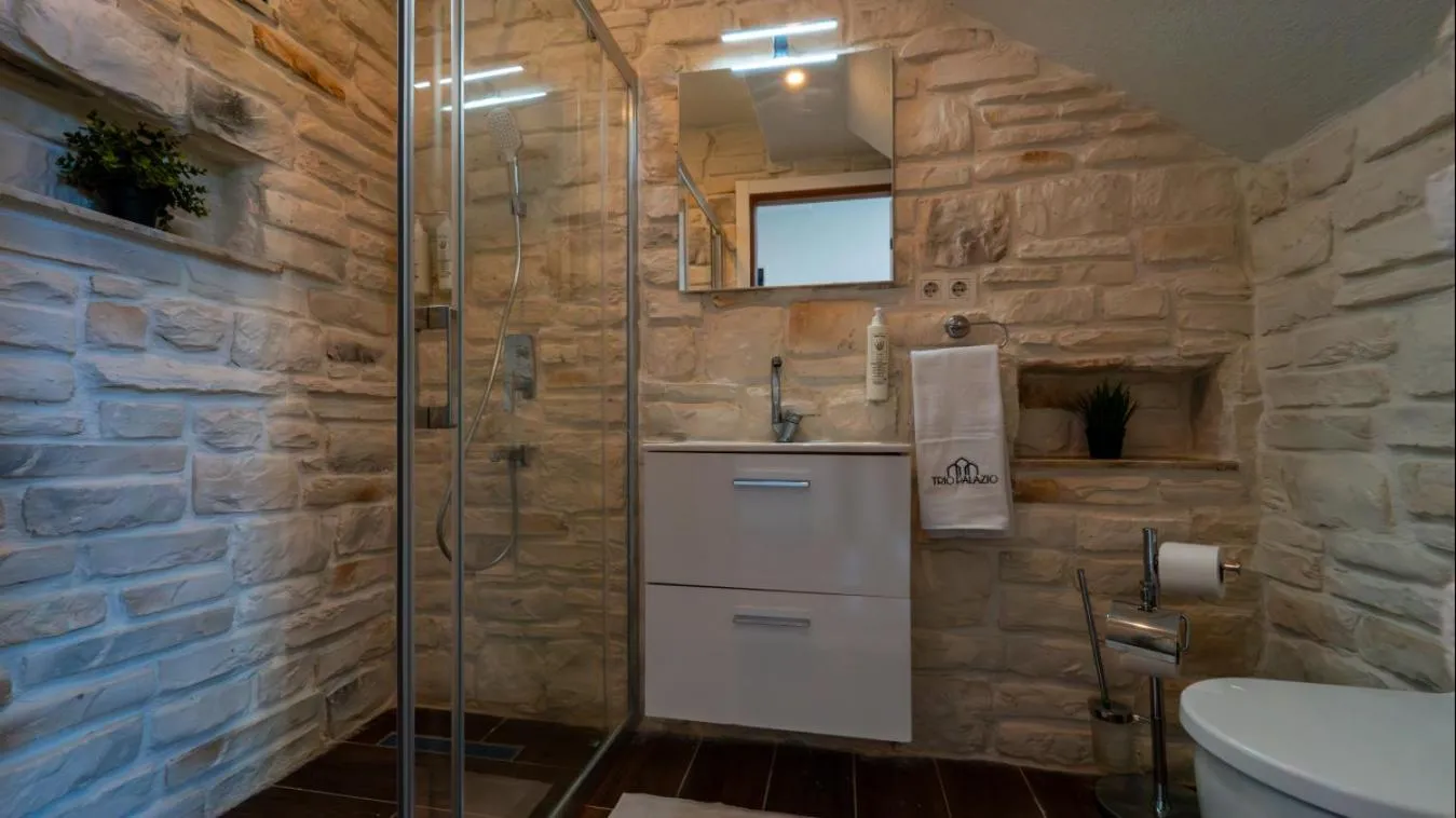 Shower in Trio Palazio Sapanca