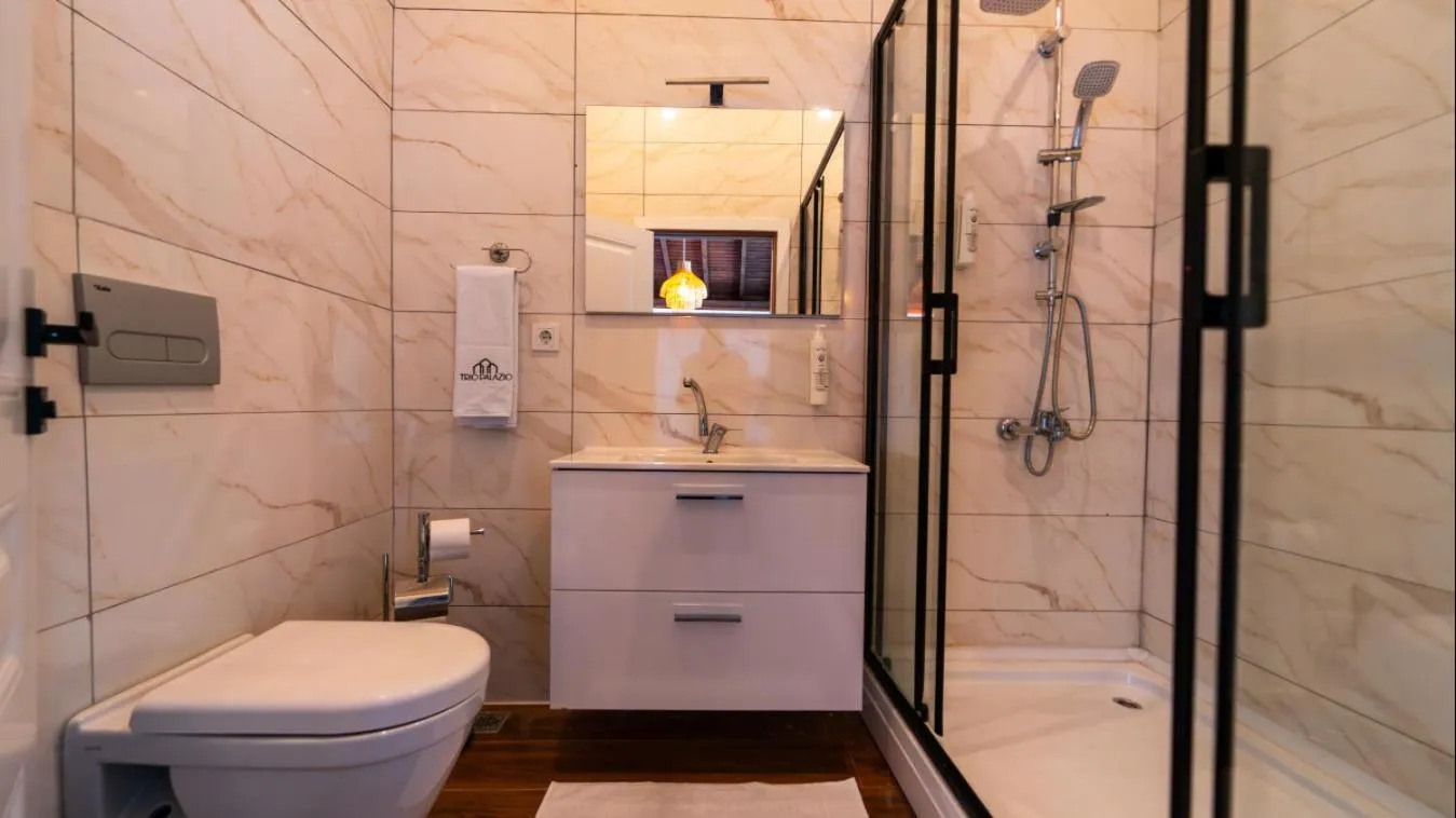 Shower in Trio Palazio Sapanca