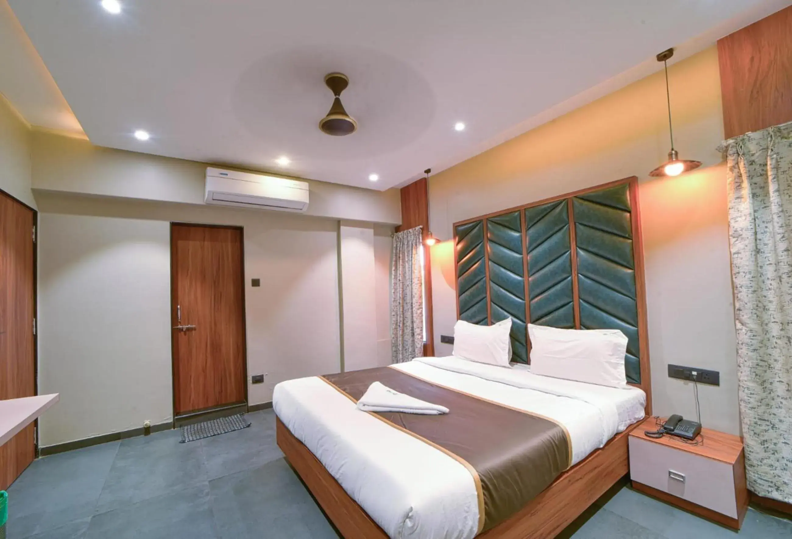 Superior Queen Room in Hotel Vrindavan Deluxe Kolhapur NEAR CENTRAL BUS STAND Superior Queen Room in Hotel Vrindavan Deluxe Kolhapur NEAR CENTRAL BUS STAND