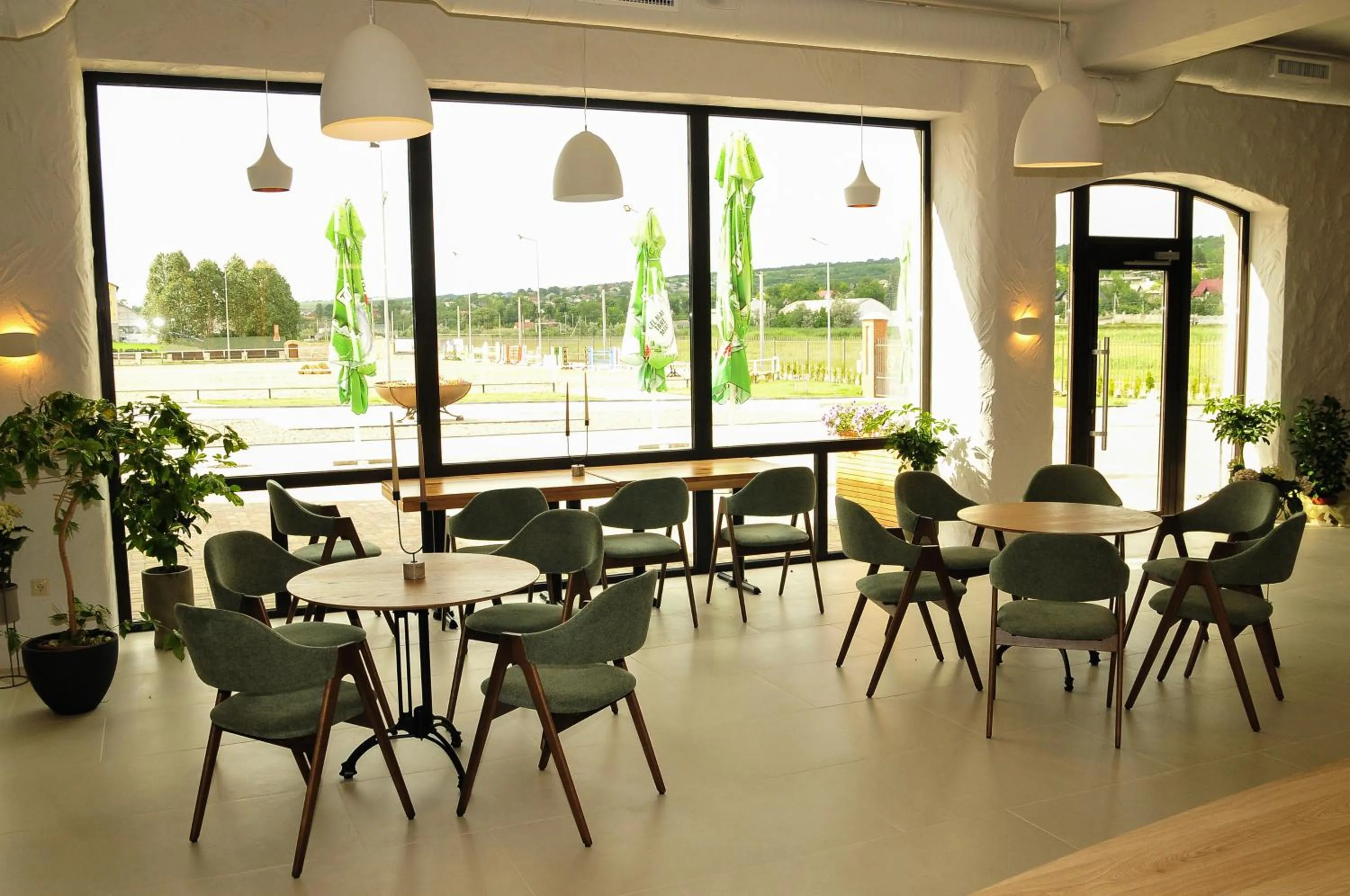 Restaurant/places to eat in Hotel Kazak Club