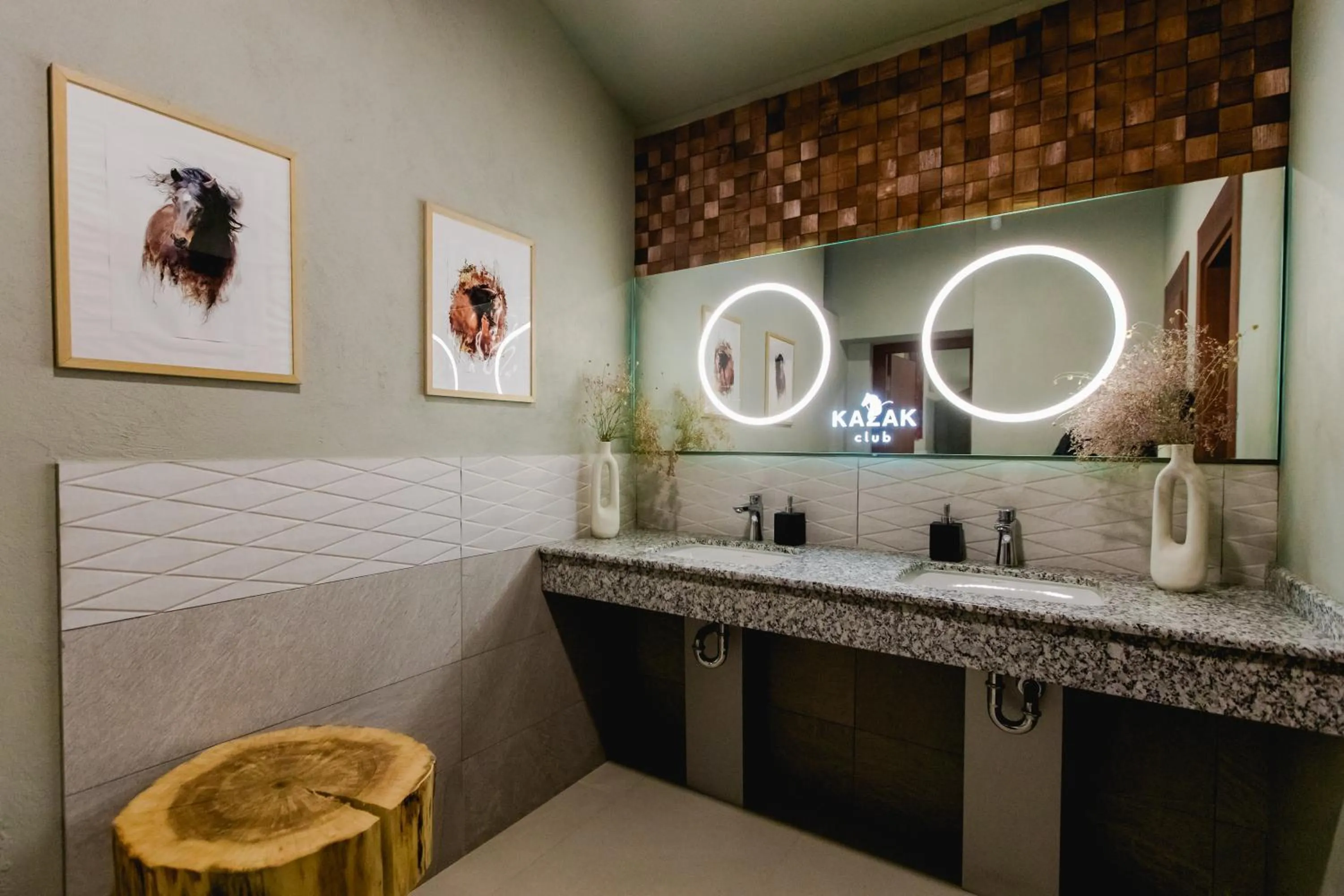 Restaurant/places to eat in Hotel Kazak Club