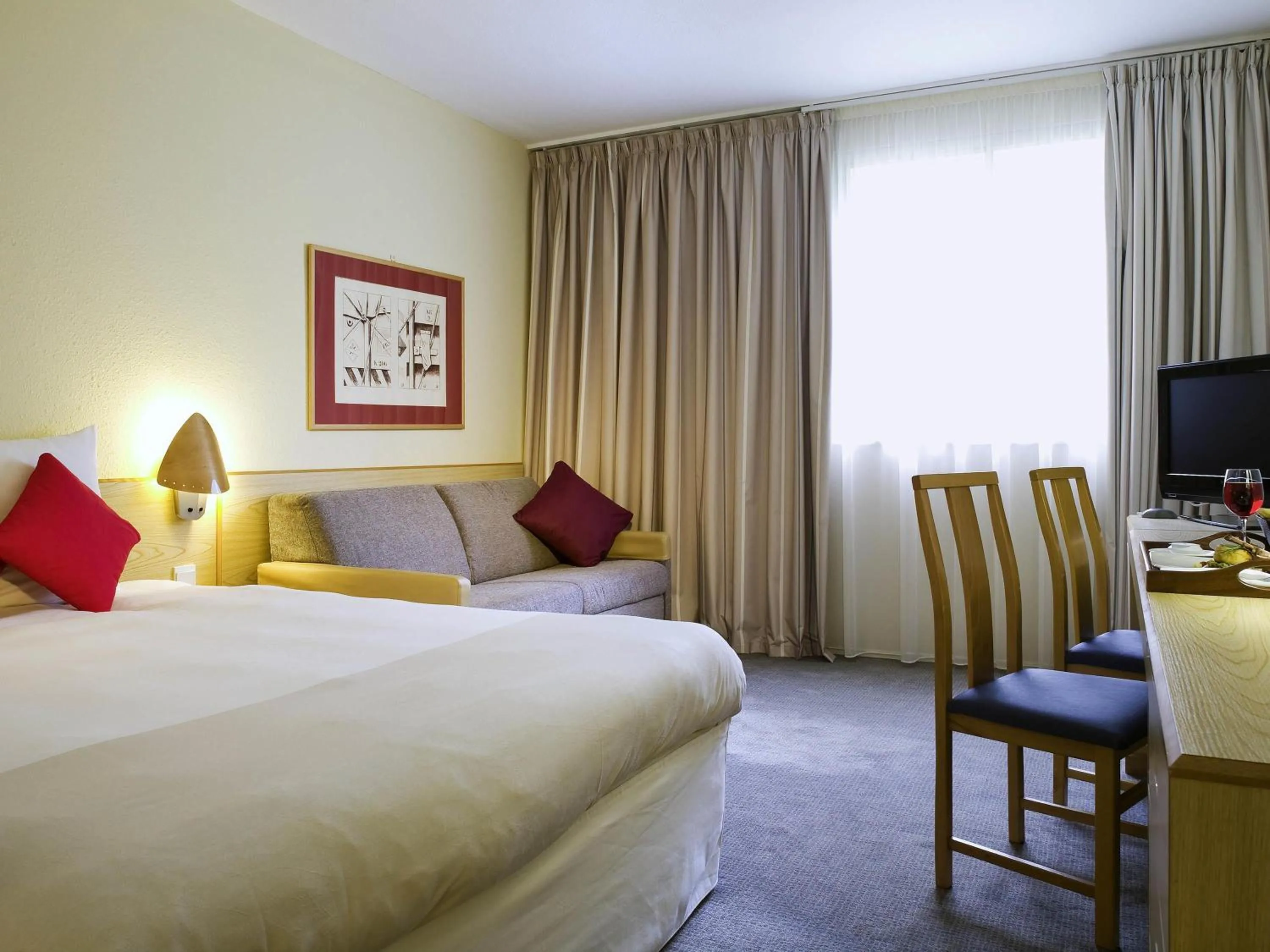 Bedroom, Bed in Novotel Manchester West