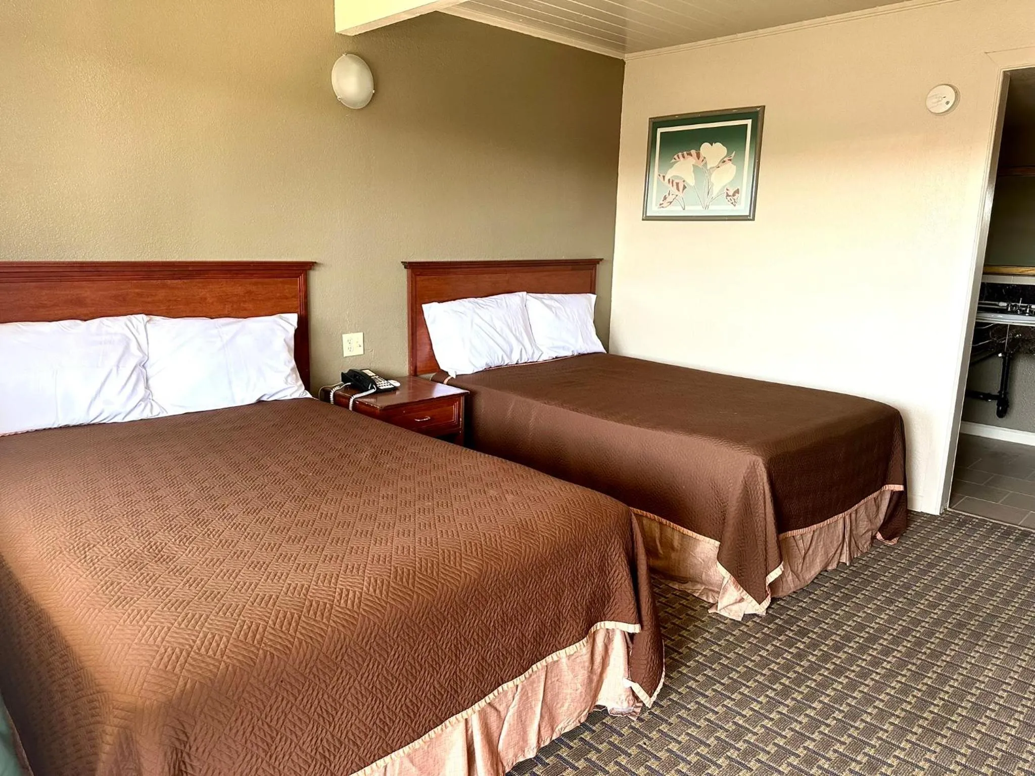 Bed in Regency Inn Fresno