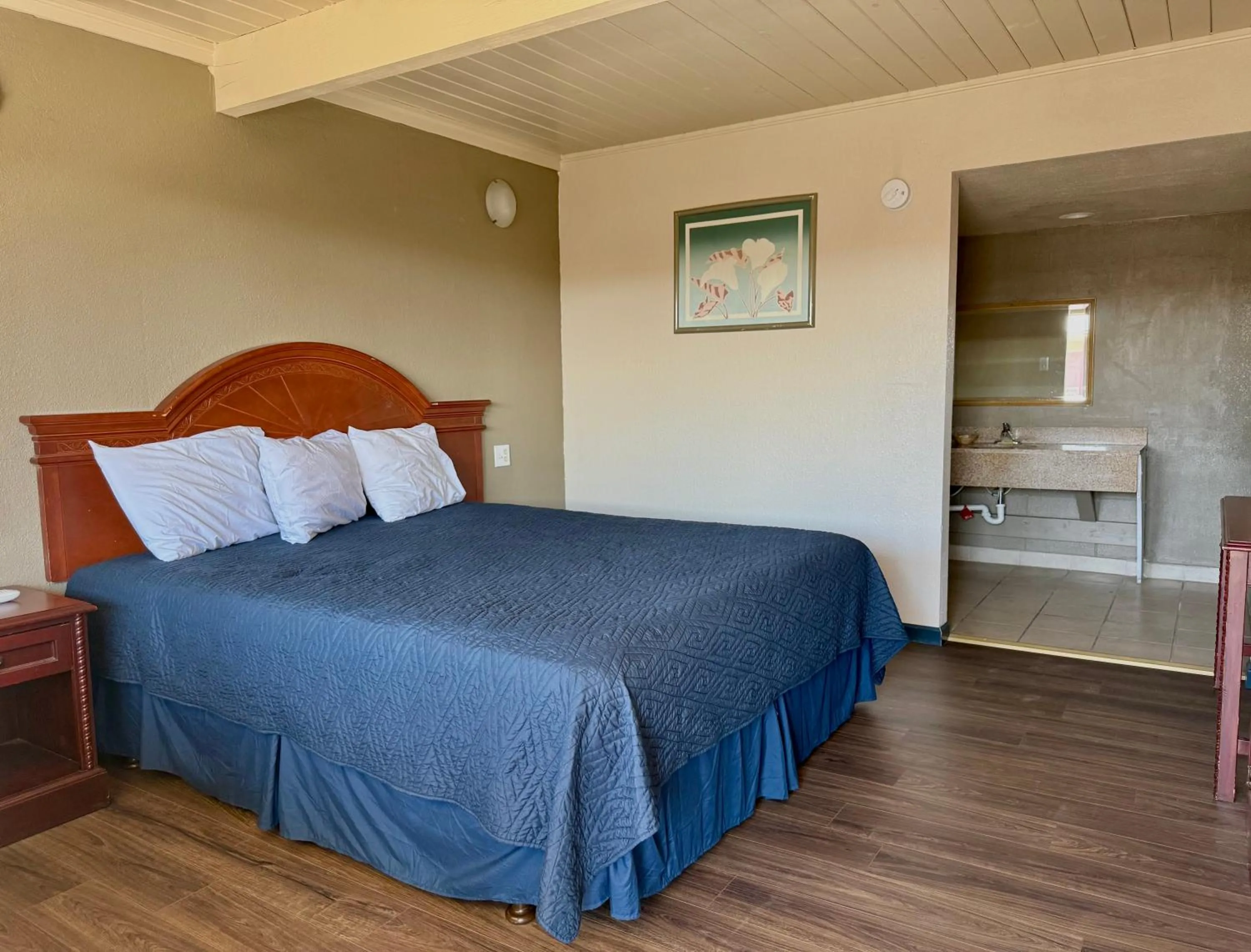 Bed in Regency Inn Fresno