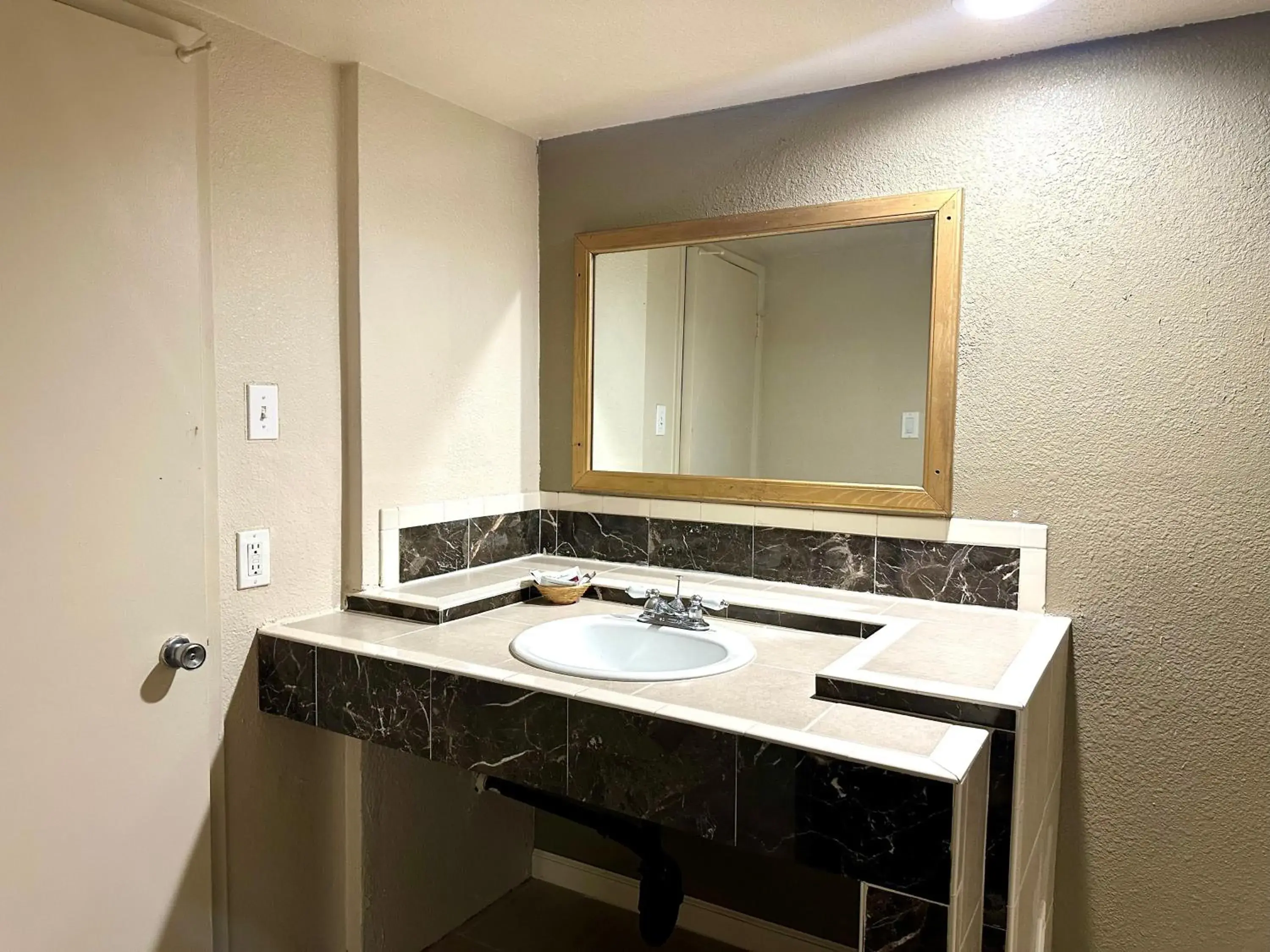 Double Room in Regency Inn Fresno Double Room in Regency Inn Fresno