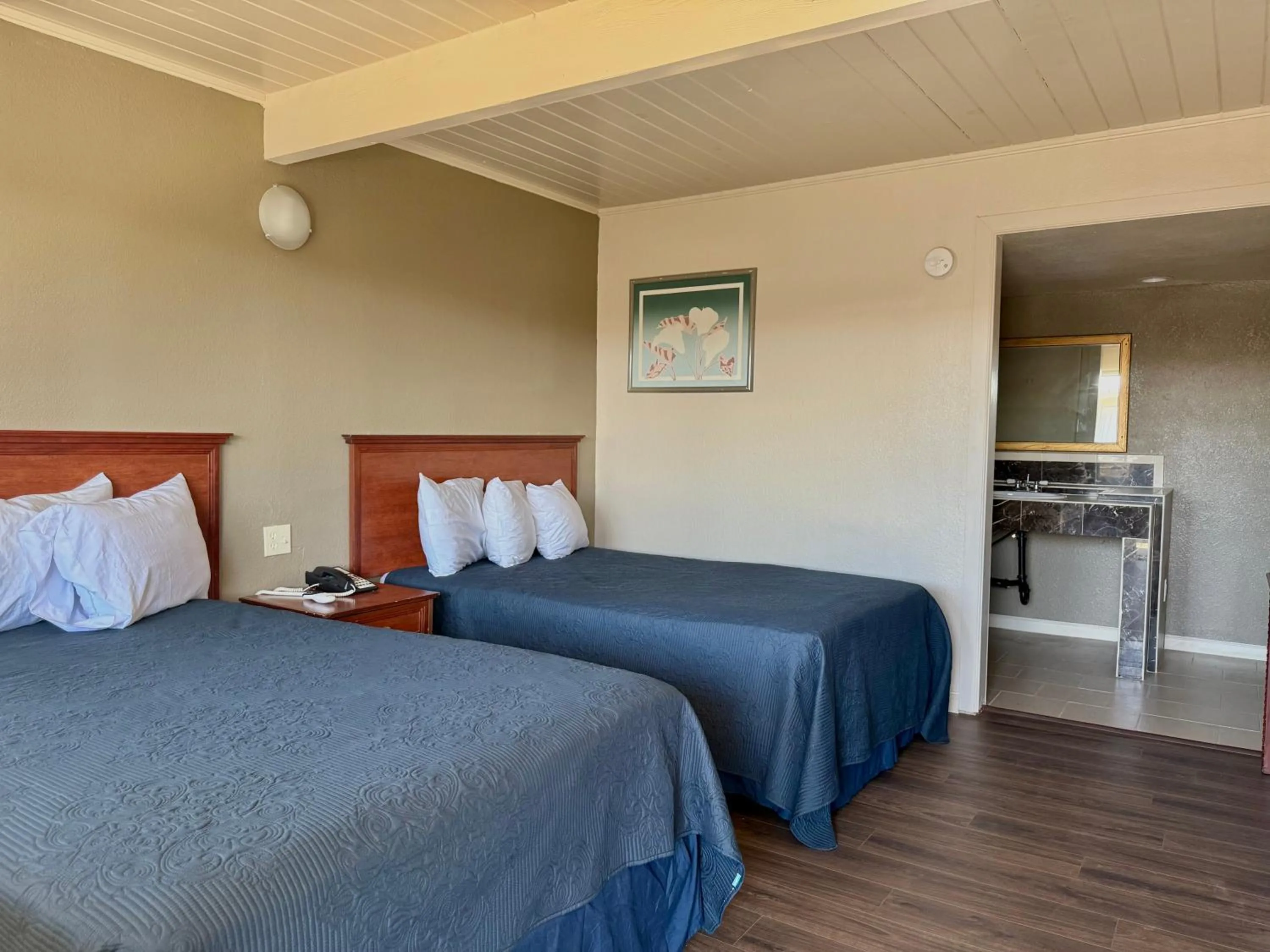 Bed in Regency Inn Fresno