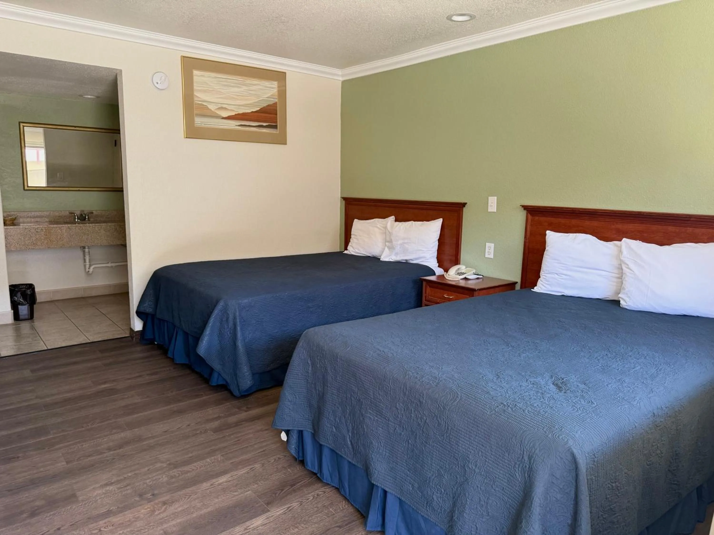 Bed in Regency Inn Fresno