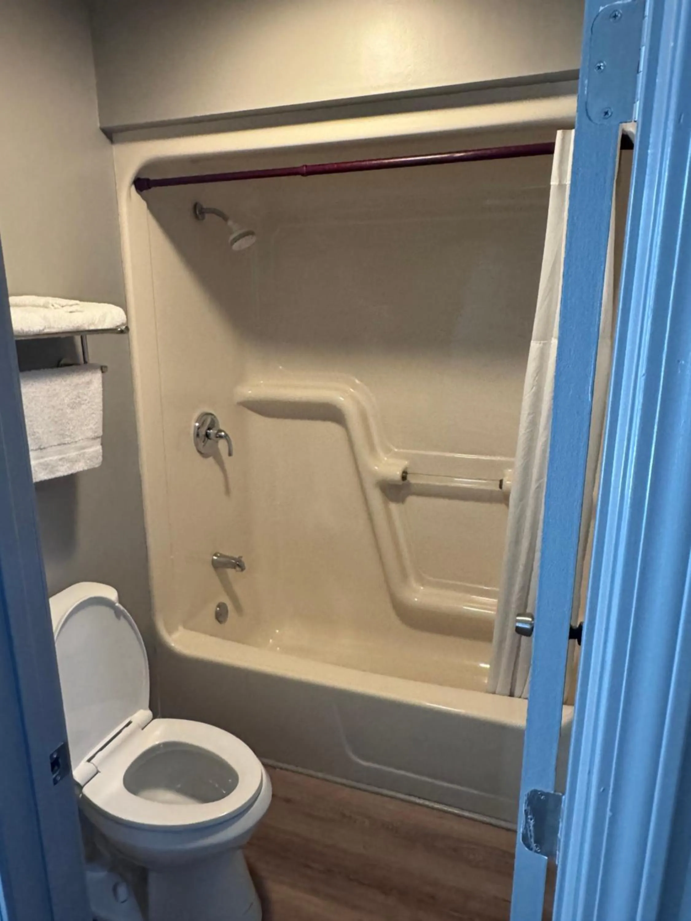 Bathroom in David Crockett Motel