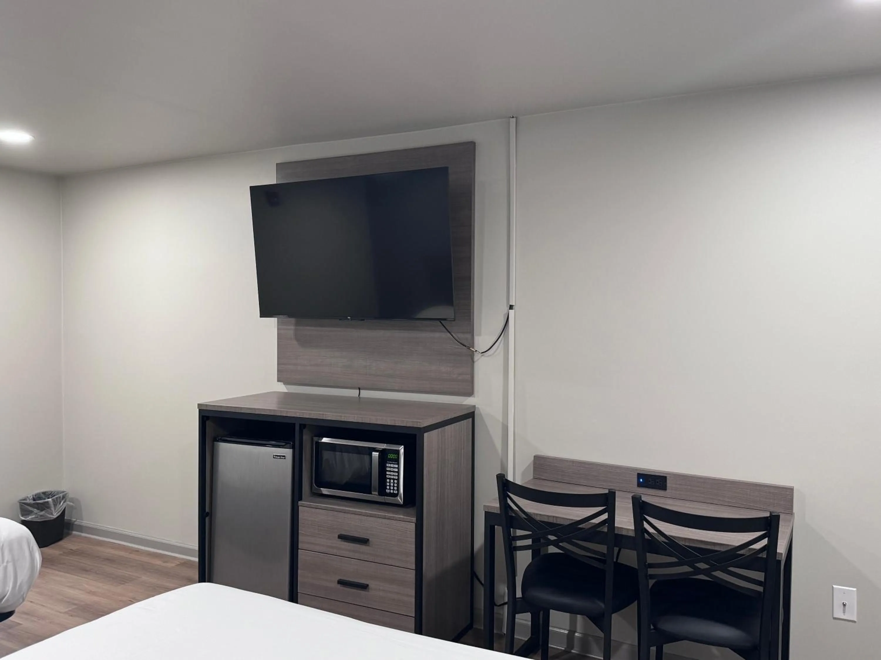 Communal lounge/ TV room in David Crockett Motel