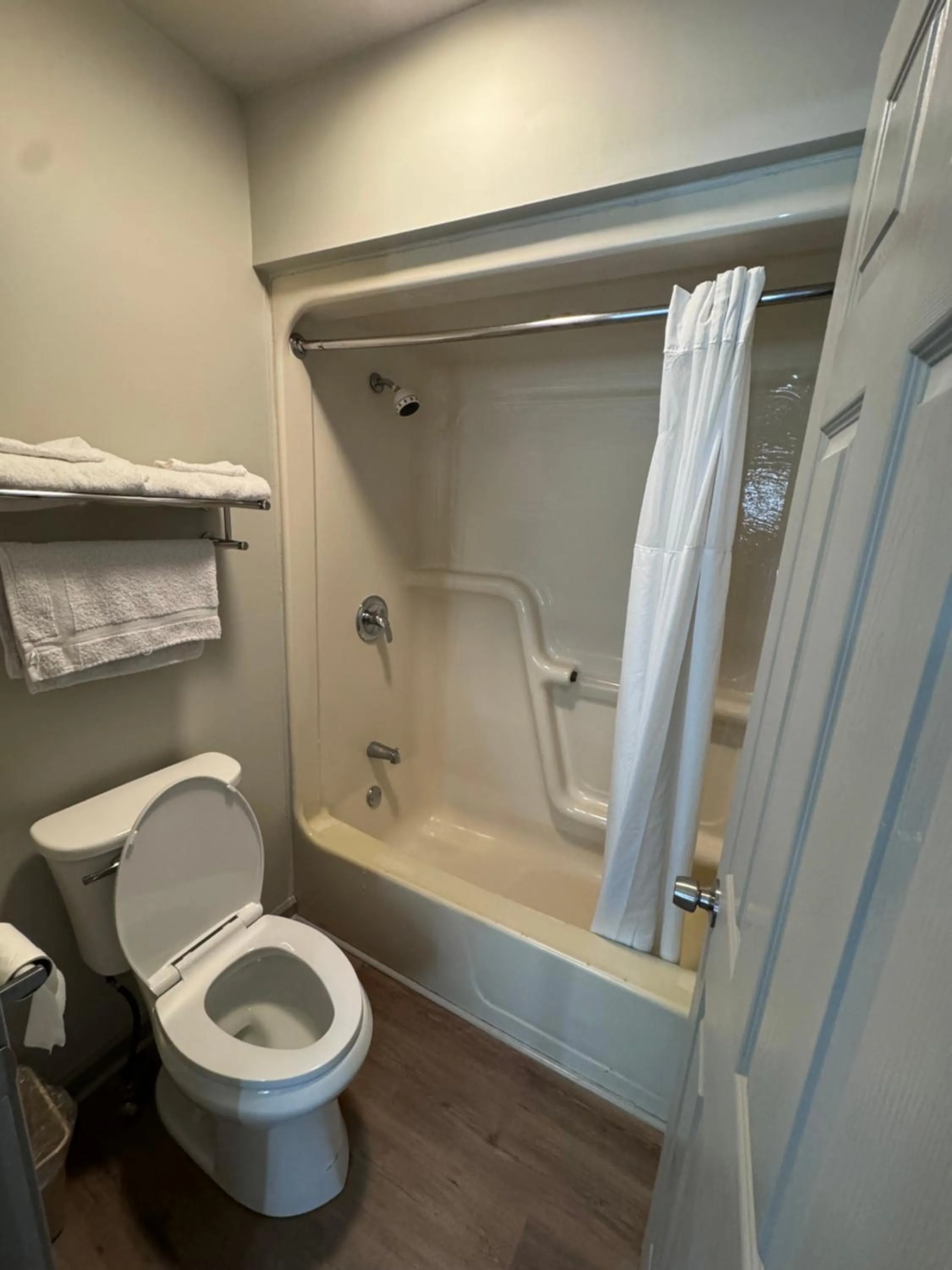 Bathroom in David Crockett Motel