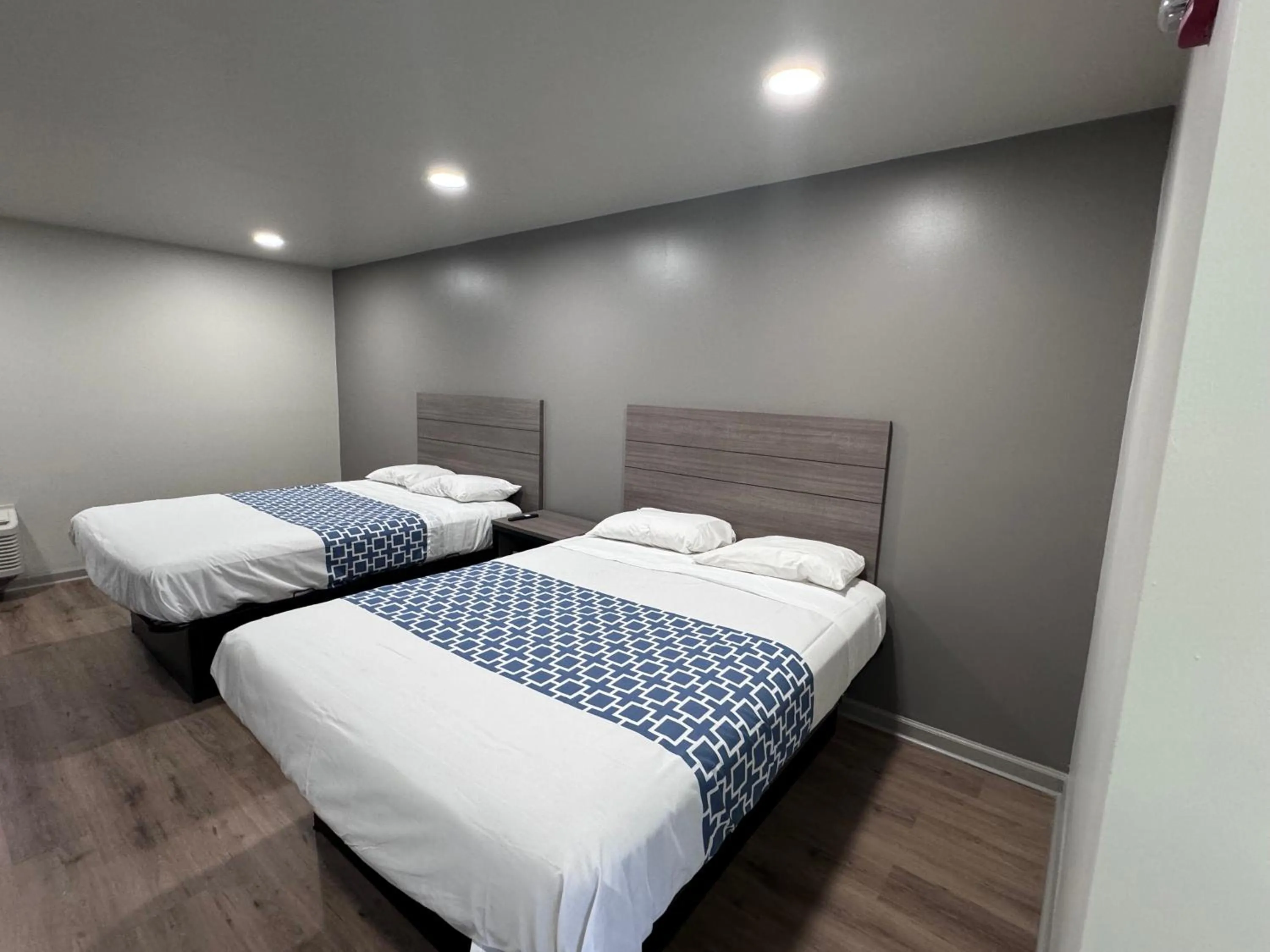 Bed in David Crockett Motel