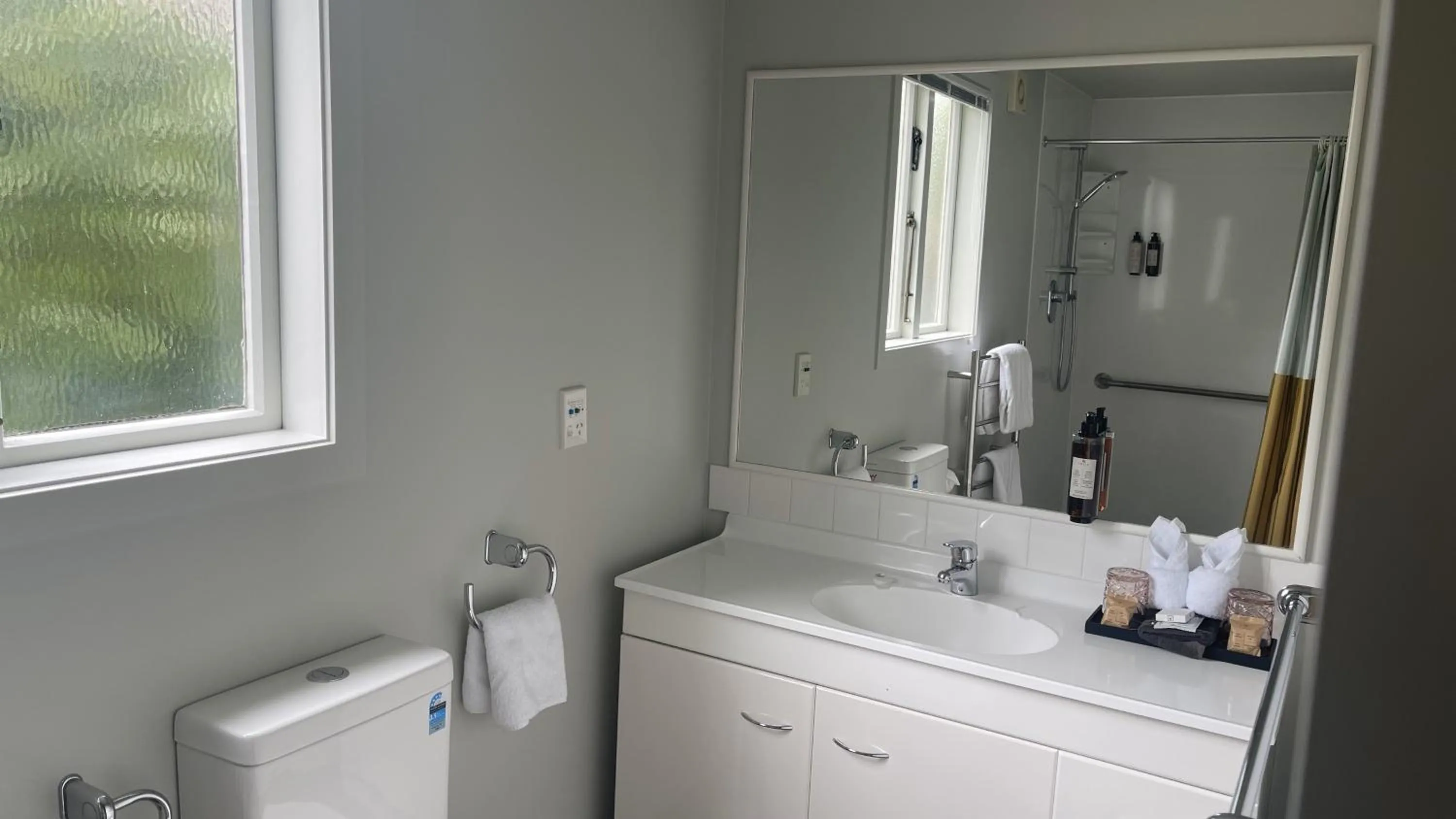 Bathroom in The Elmwood Motel