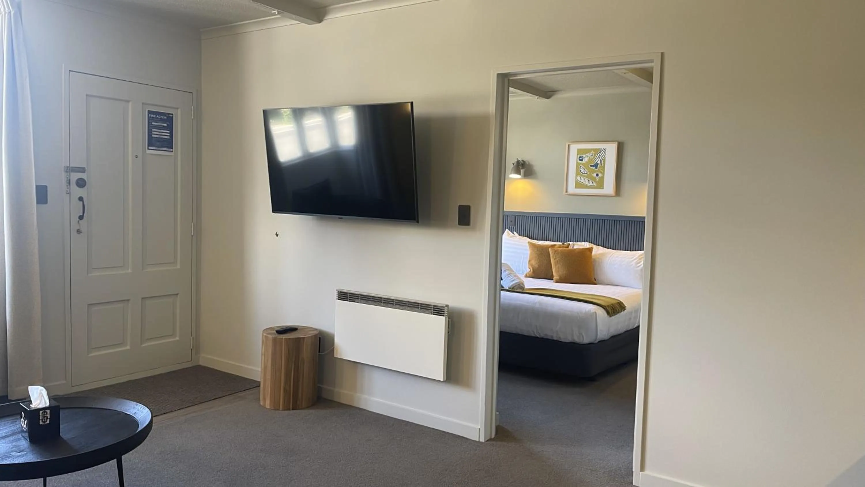 TV and multimedia, Bed in The Elmwood Motel