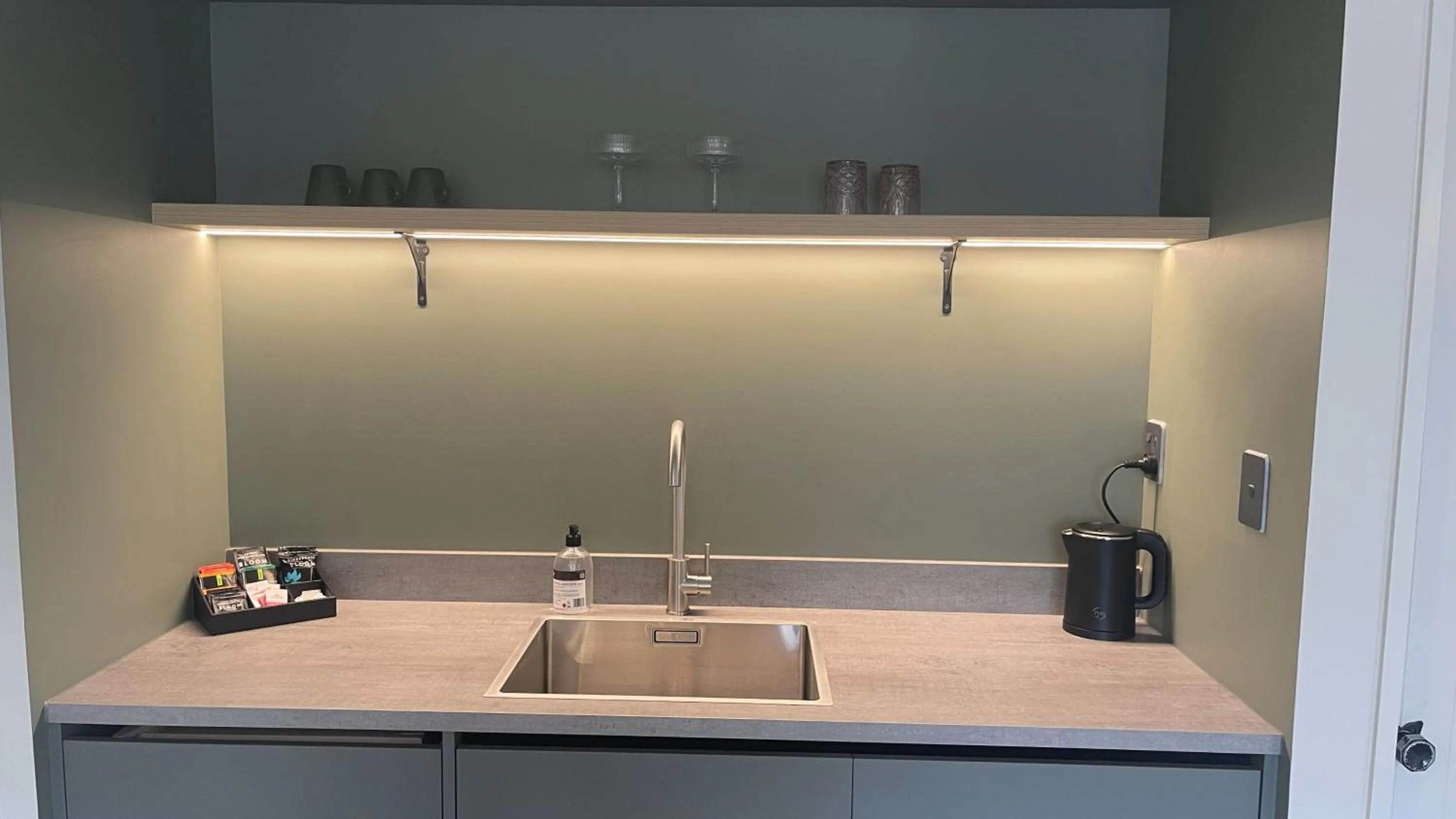 Kitchen or kitchenette in The Elmwood Motel