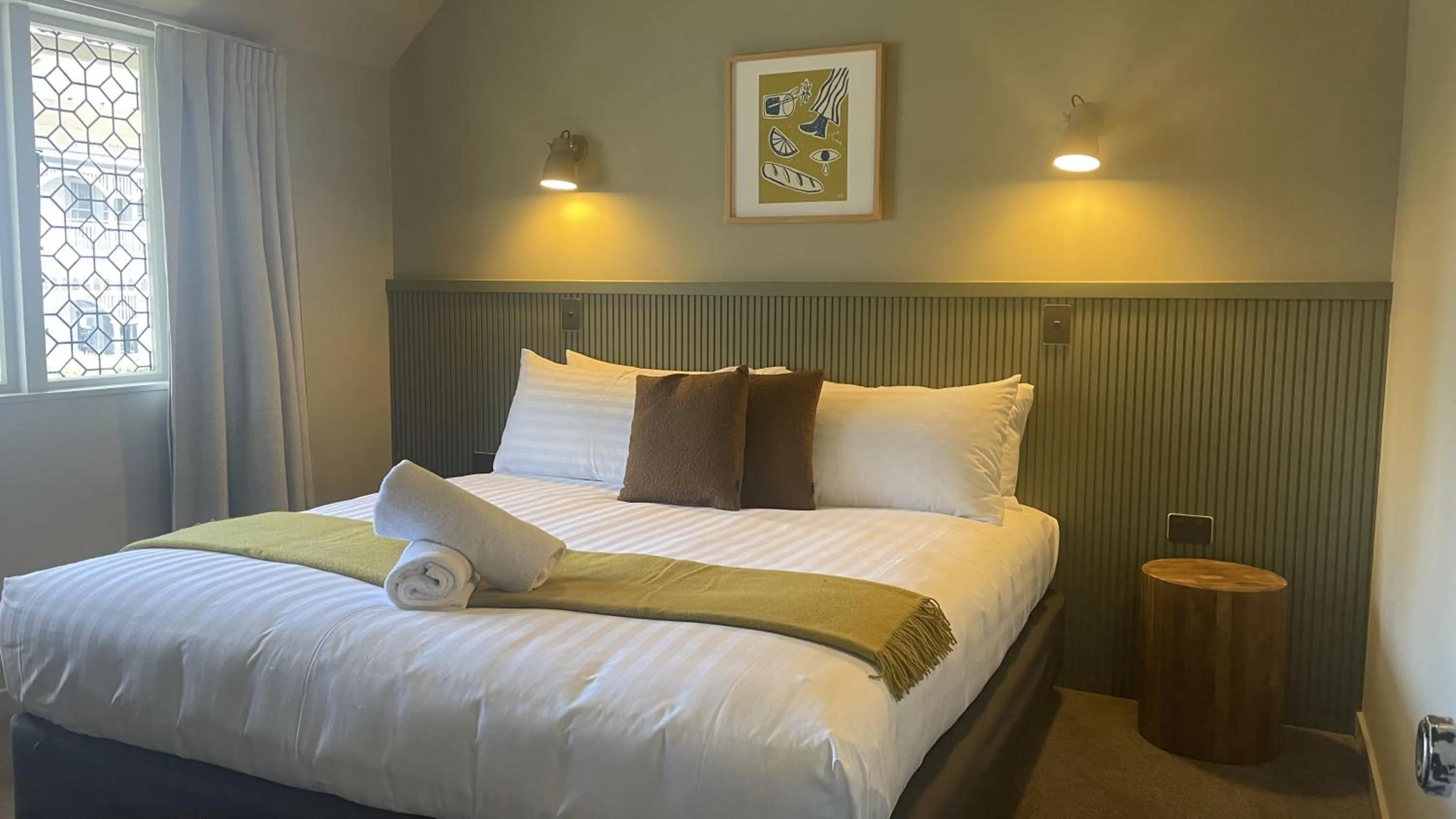 Bed in The Elmwood Motel