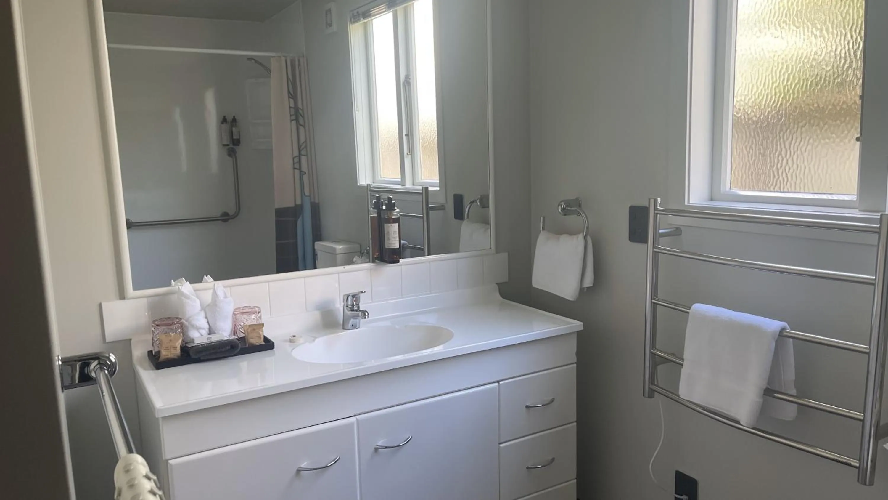 Bathroom in The Elmwood Motel