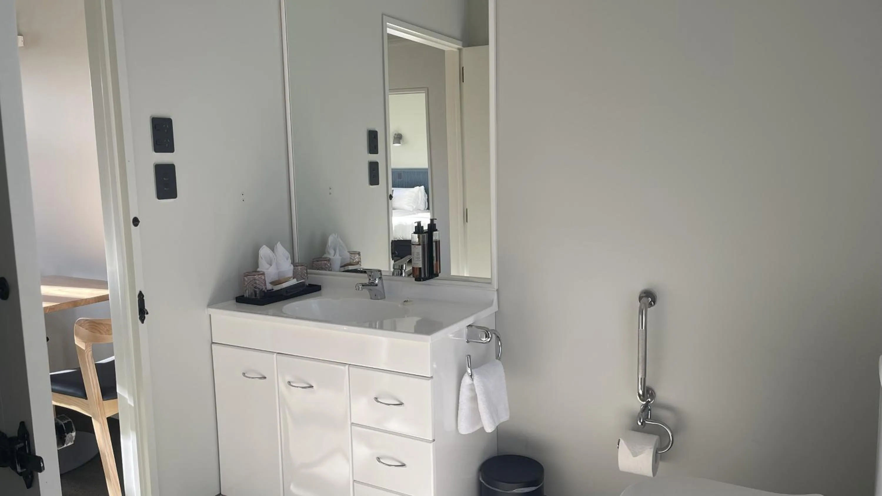 Bathroom in The Elmwood Motel