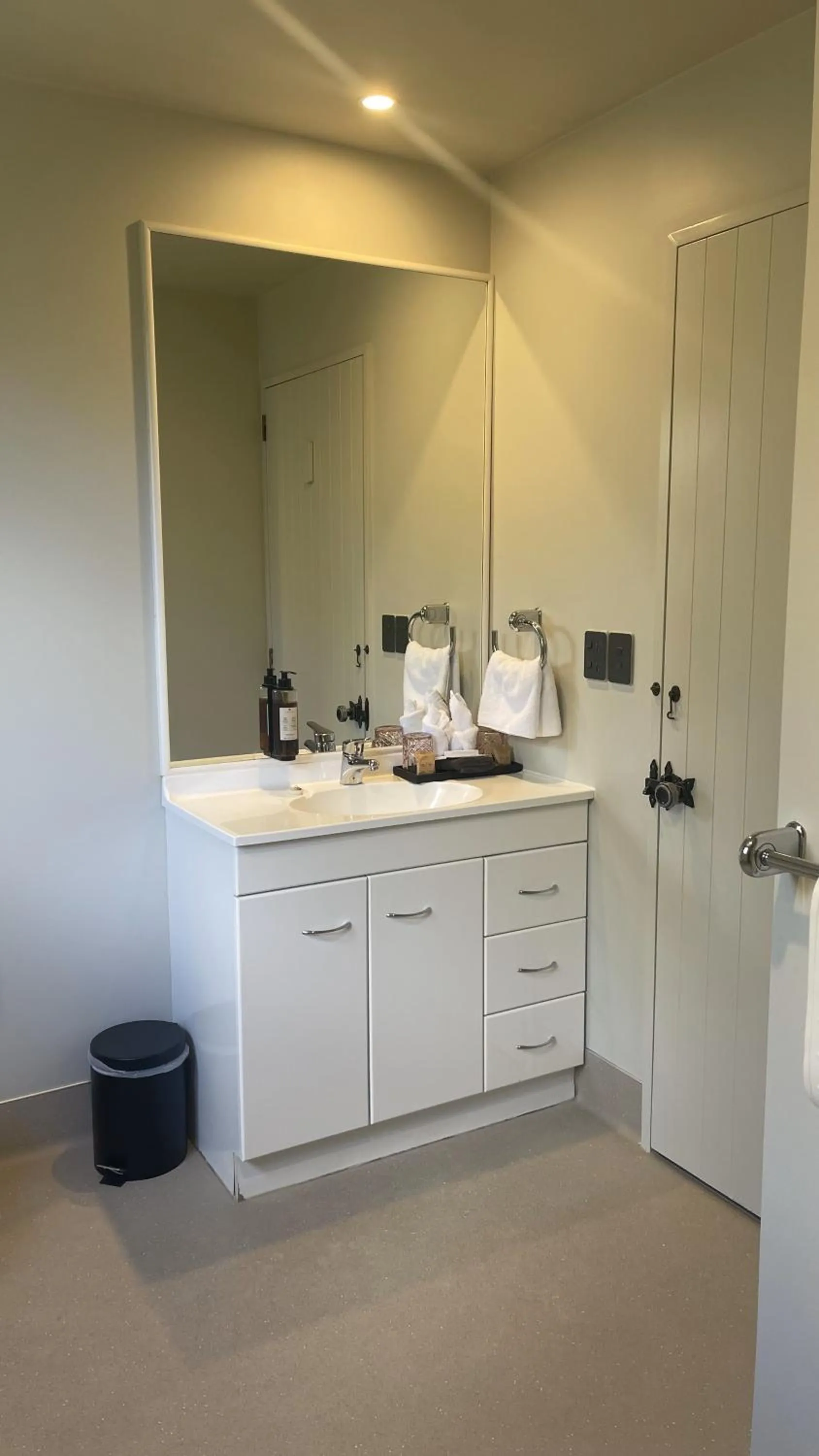 Bathroom in The Elmwood Motel