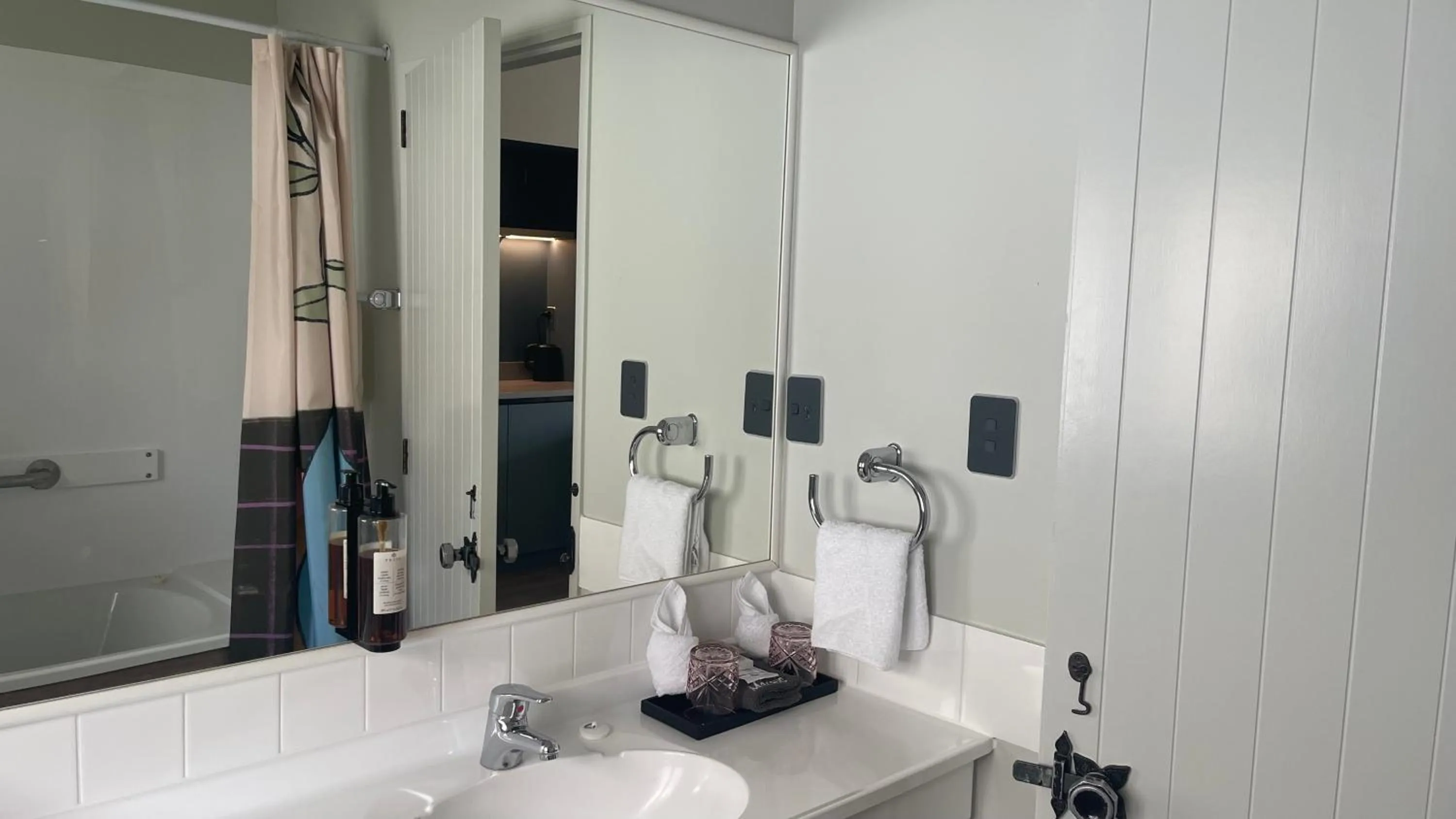 Bathroom in The Elmwood Motel