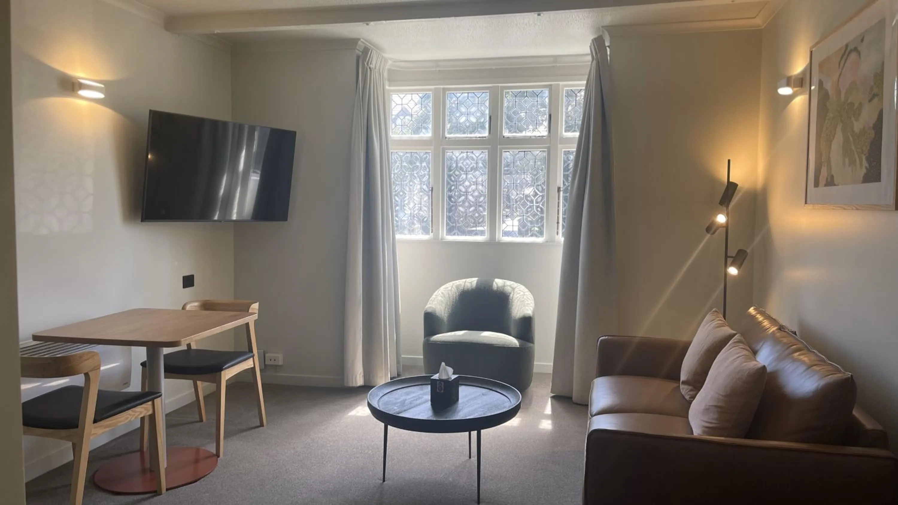 Living room in The Elmwood Motel