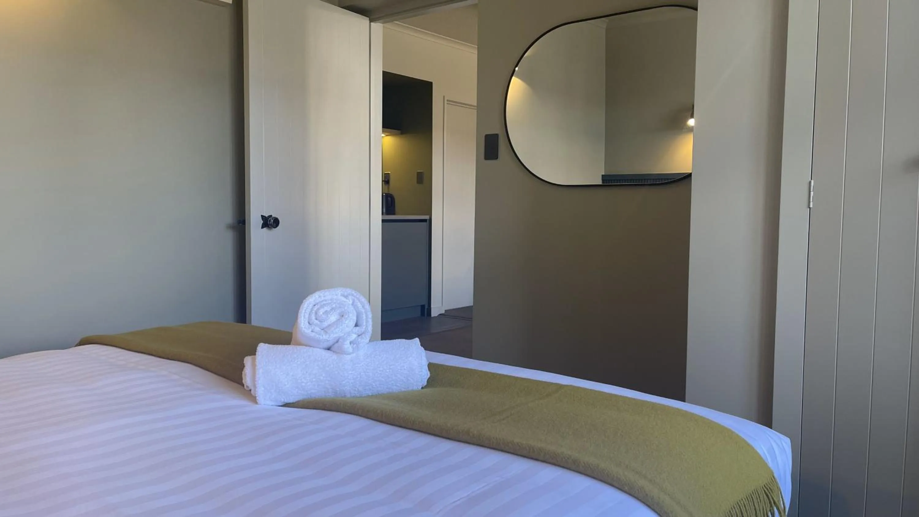 Bedroom, Bed in The Elmwood Motel