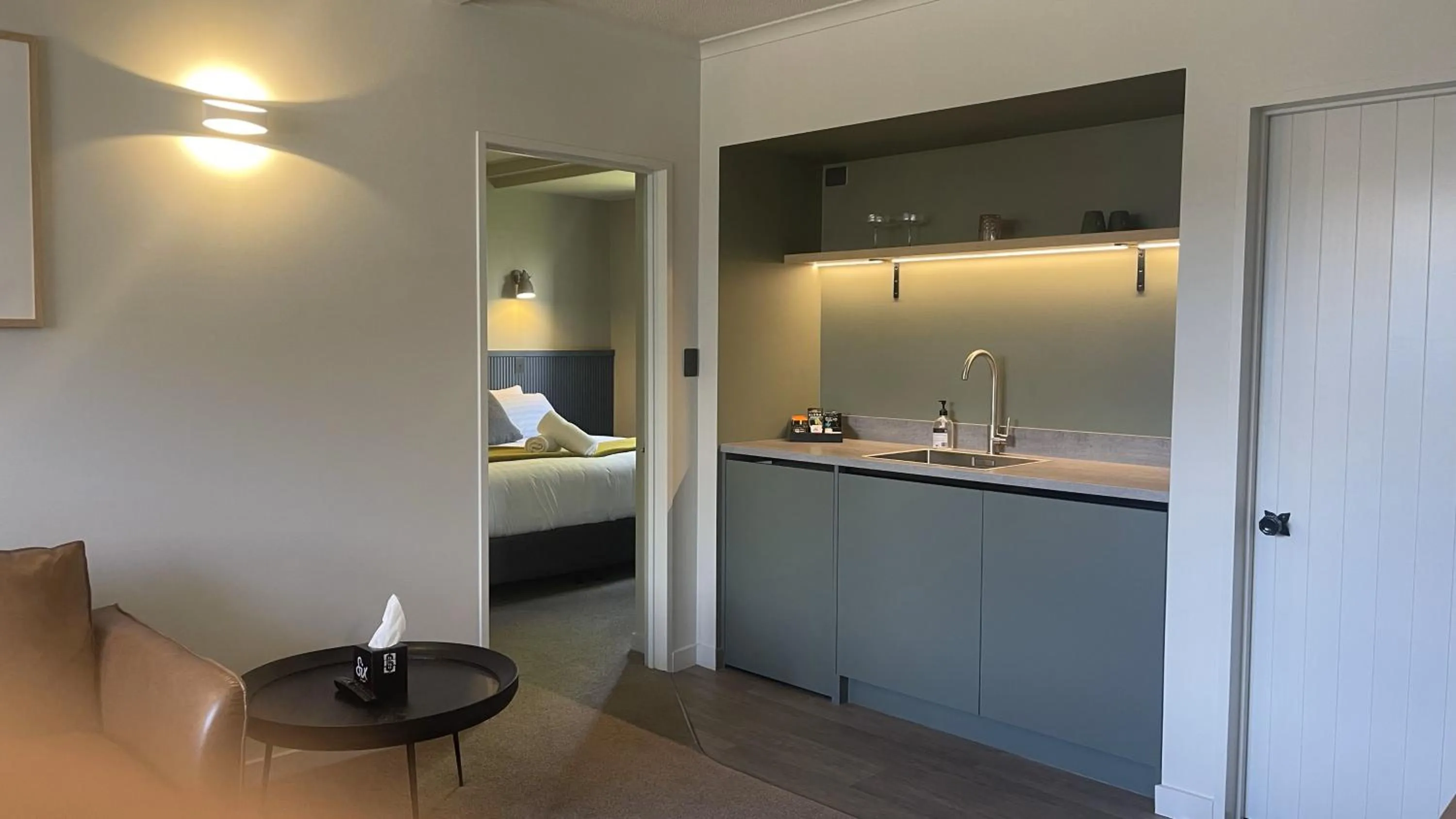 Kitchen or kitchenette, Bed in The Elmwood Motel