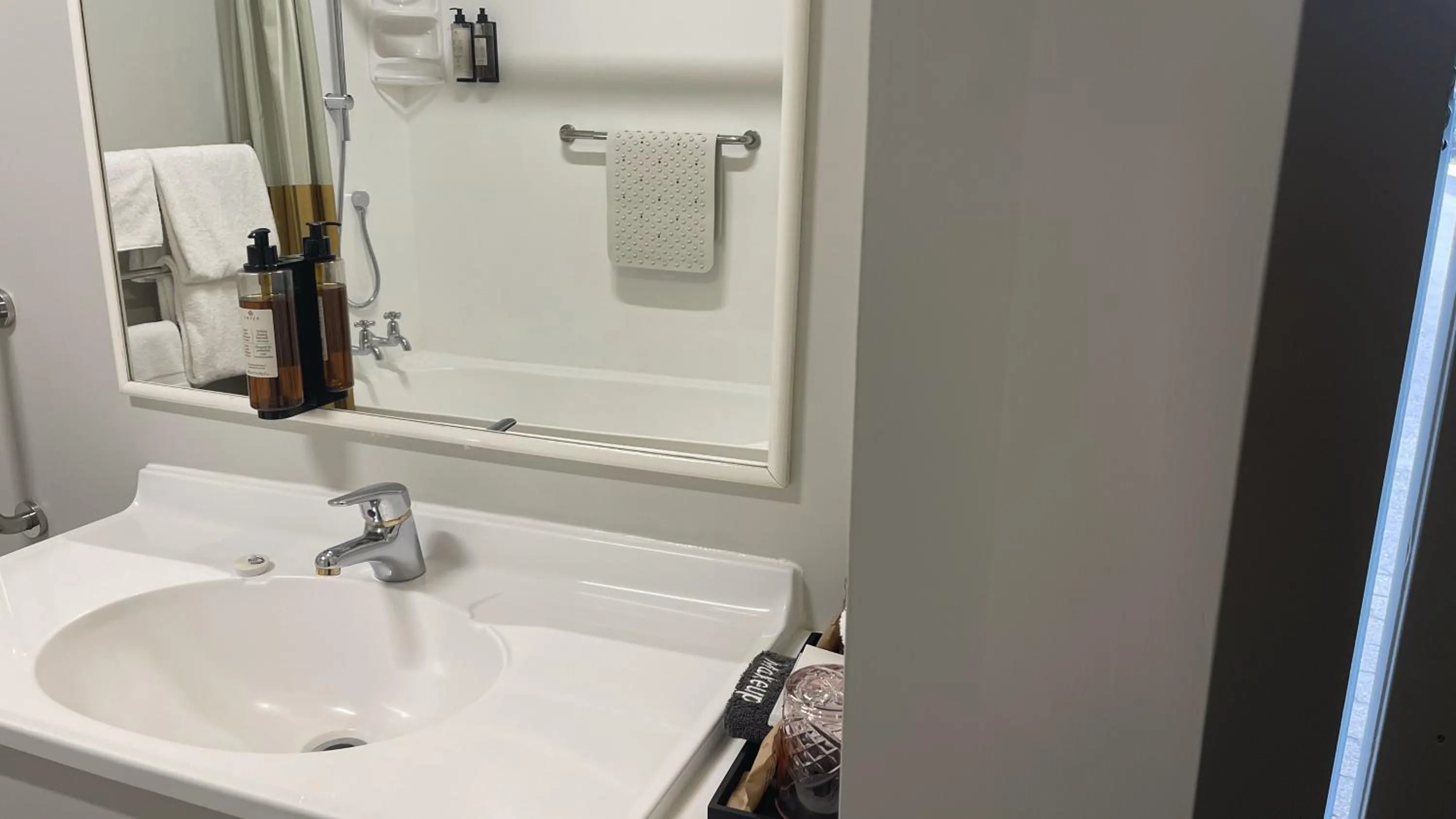 Bathroom in The Elmwood Motel