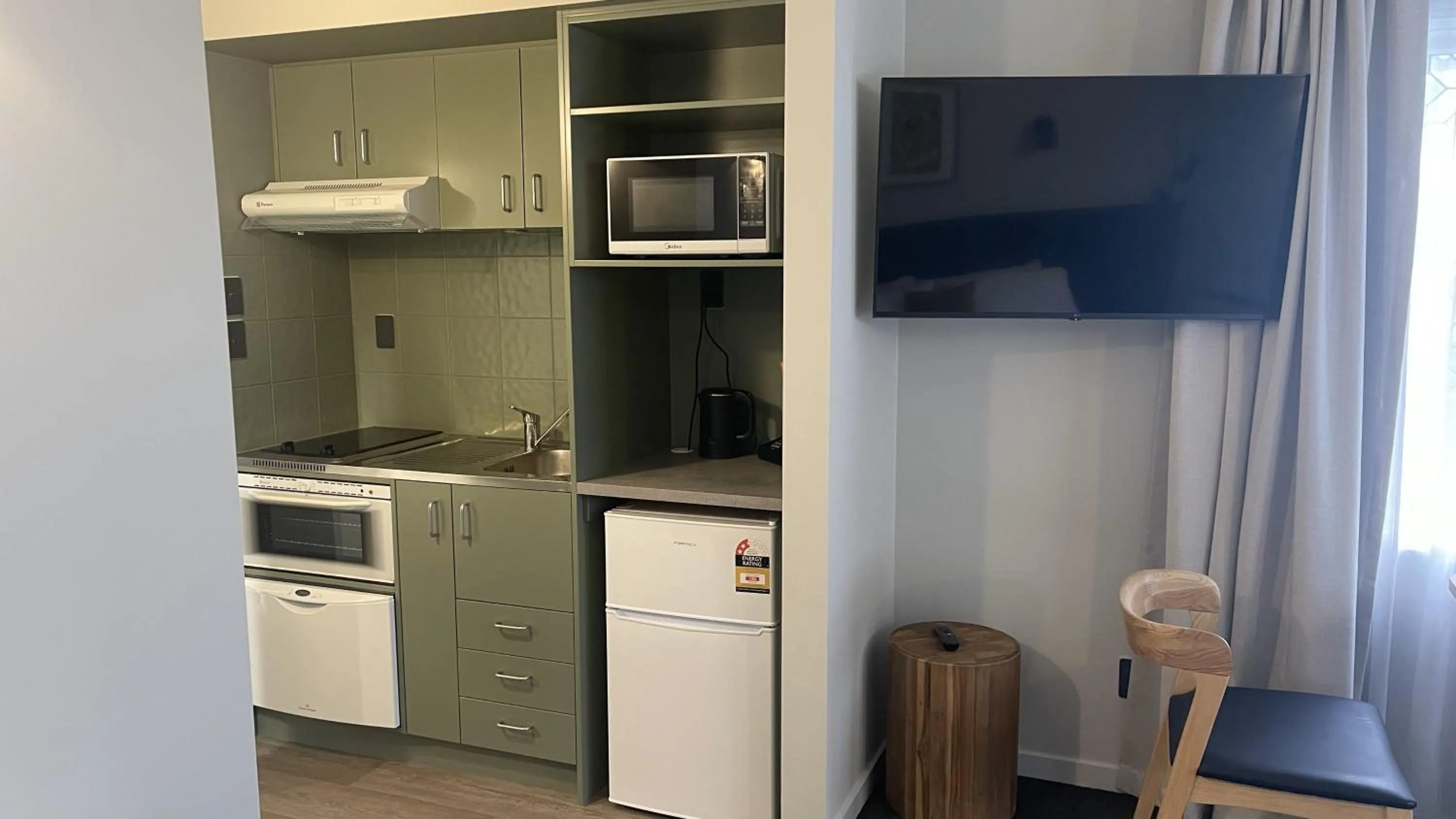 Kitchen or kitchenette in The Elmwood Motel