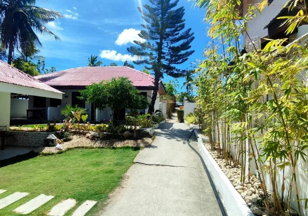 Property building in Bluewaves Resort - Basdaku by Hiverooms Property building in Bluewaves Resort - Basdaku by Hiverooms