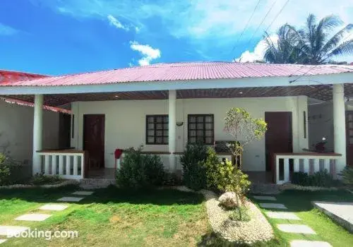 Property building in Bluewaves Resort - Basdaku by Hiverooms Property building in Bluewaves Resort - Basdaku by Hiverooms