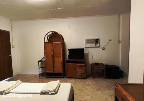 TV and multimedia, Bed in Bluewaves Resort - Basdaku by Hiverooms TV and multimedia, Bed in Bluewaves Resort - Basdaku by Hiverooms